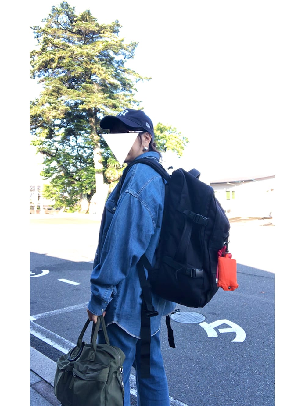 ホワイト系のTシャツ/カットソー、グリーン系のショルダーバッグ、ブルー系のシャツ/ブラウスを着用したレディースの秋コーディネートの2枚目の写真