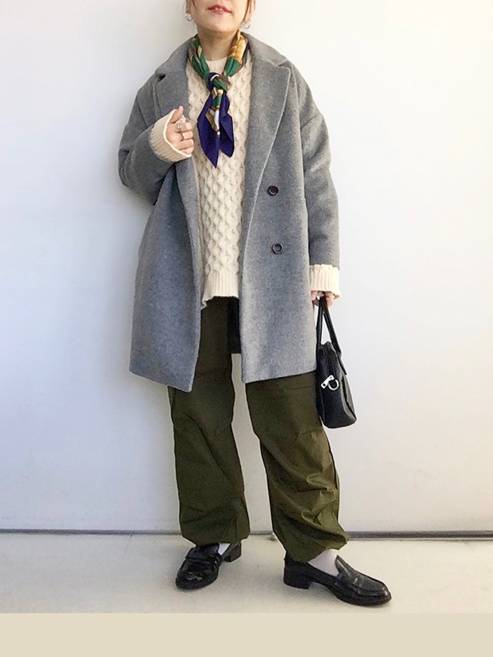 ホワイト系のニット/セーター、グリーン系のカーゴパンツ、ブラック系のローファーを着用したレディースの冬コーディネートの4枚目の写真