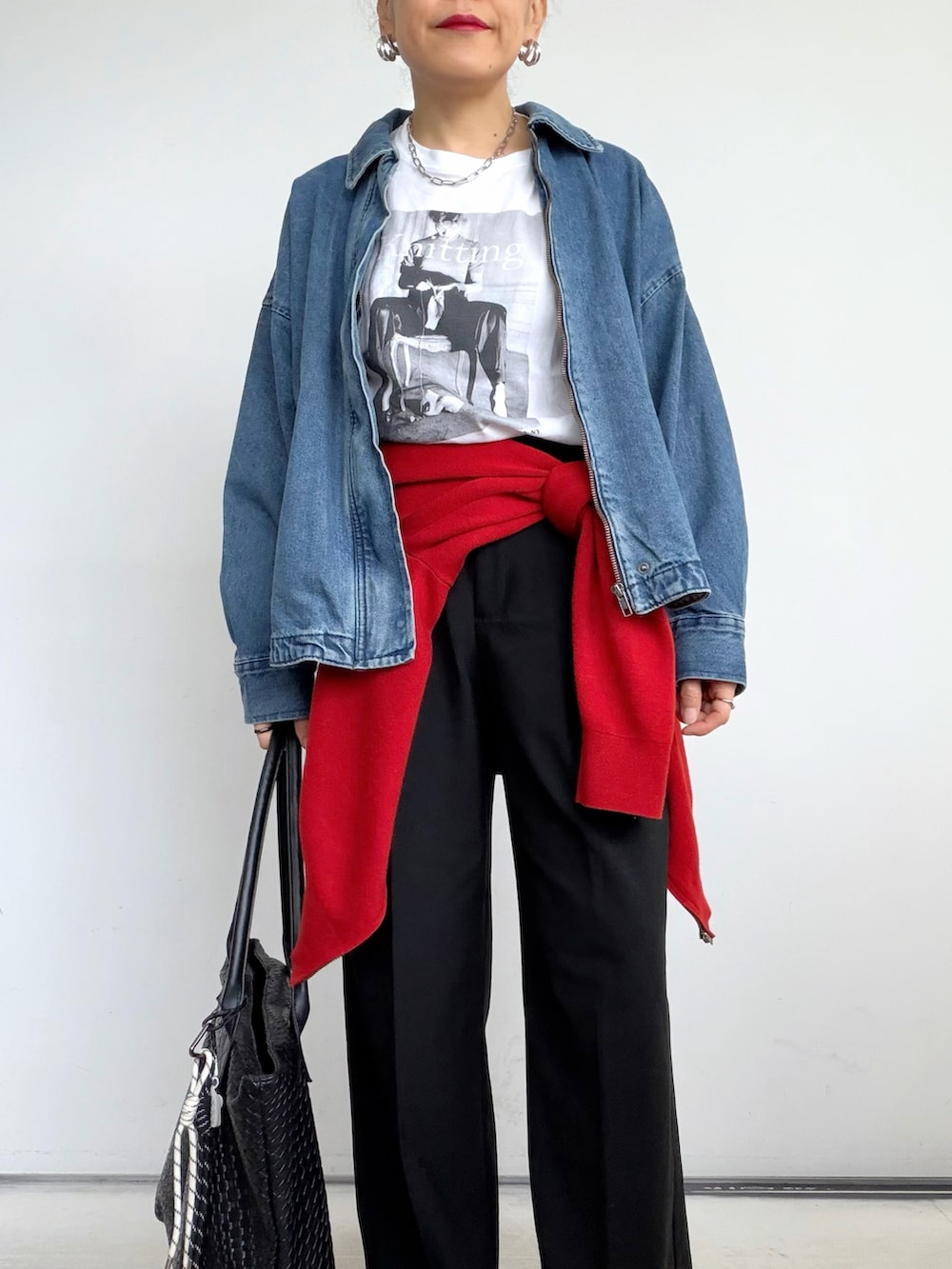 ブラック系のスニーカー、ホワイト系のTシャツ/カットソー、レッド系のカーディガン/ボレロを着用したレディースの秋コーディネートの2枚目の写真