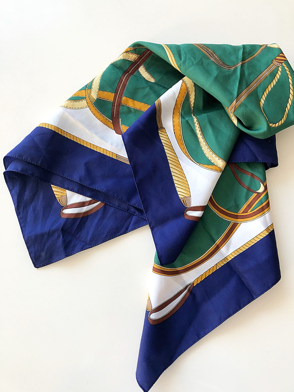 ホワイト系のニット/セーター、グリーン系のカーゴパンツ、ブラック系のローファーを着用したレディースの冬コーディネートの5枚目の写真