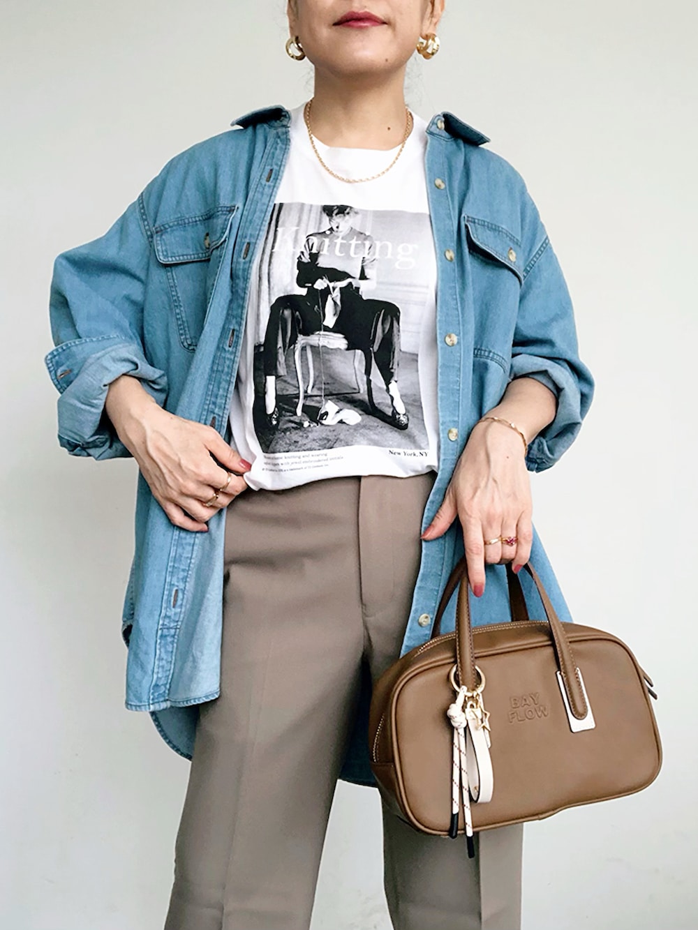 「サンダル、シャツスタイル、大人コーデ、デニムシャツ、フォトT、プリントT、大人カジュアル、UNIQLO、GU、GOOD ROCK SPEED、低身長コーデ、春夏コーデ、気温20度から24度、大人ファッション、ラクチンコーデ」｜「GOOD ROCK SPEEDの《追加3》GOOD ROCK SPEED SLOBE別注 LIFE PC PHOTO TEE1 C5806-03BODY（Tシャツ/カットソー、ホワイト系）」を使った、SACHIさん（骨格ナチュラル・レディース・150cm）の春コーディネートの3枚目の写真