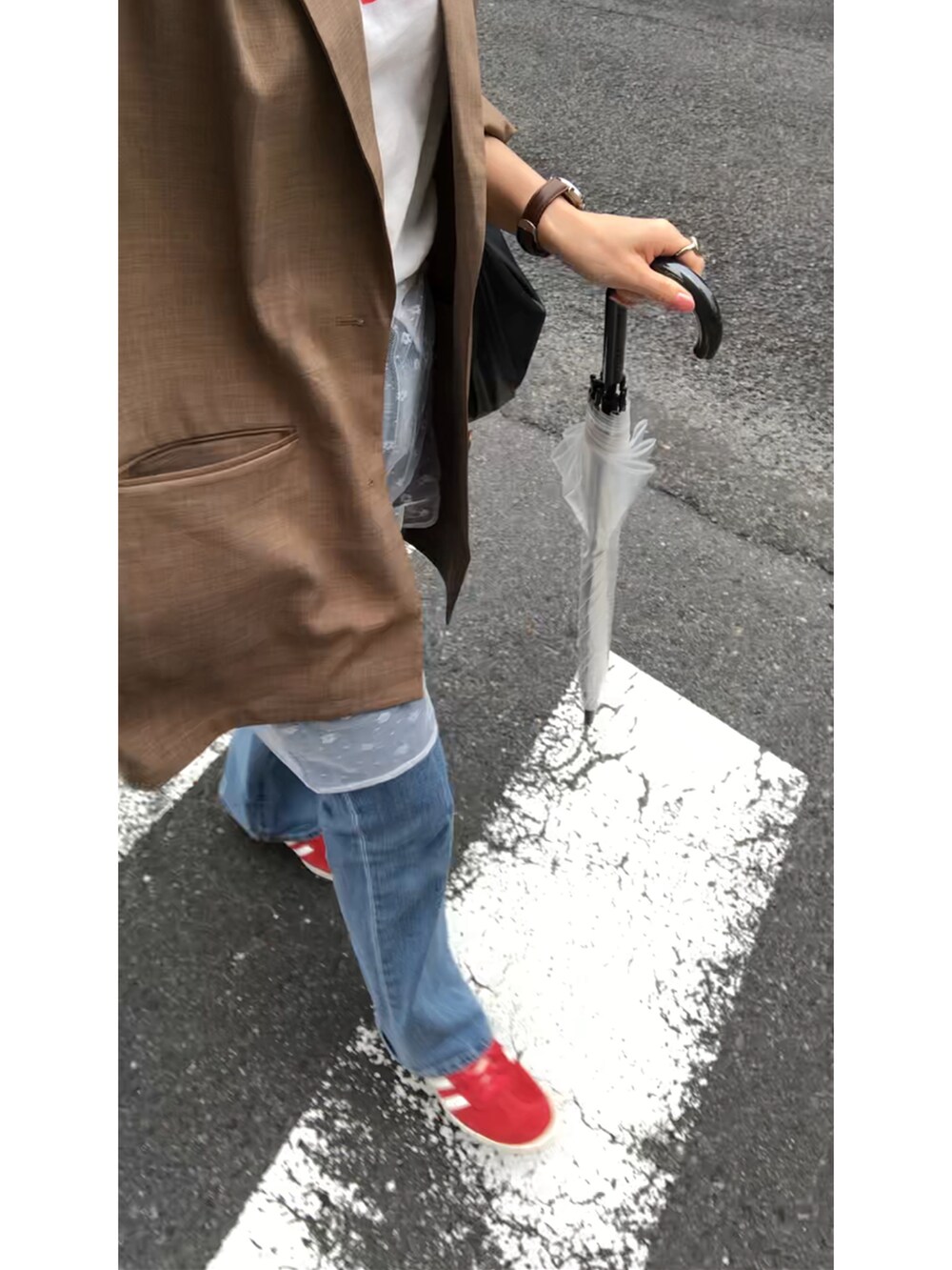 ホワイト系のスカート、ベージュ系のテーラードジャケット、レッド系のスニーカーを着用したレディースの夏コーディネートの5枚目の写真