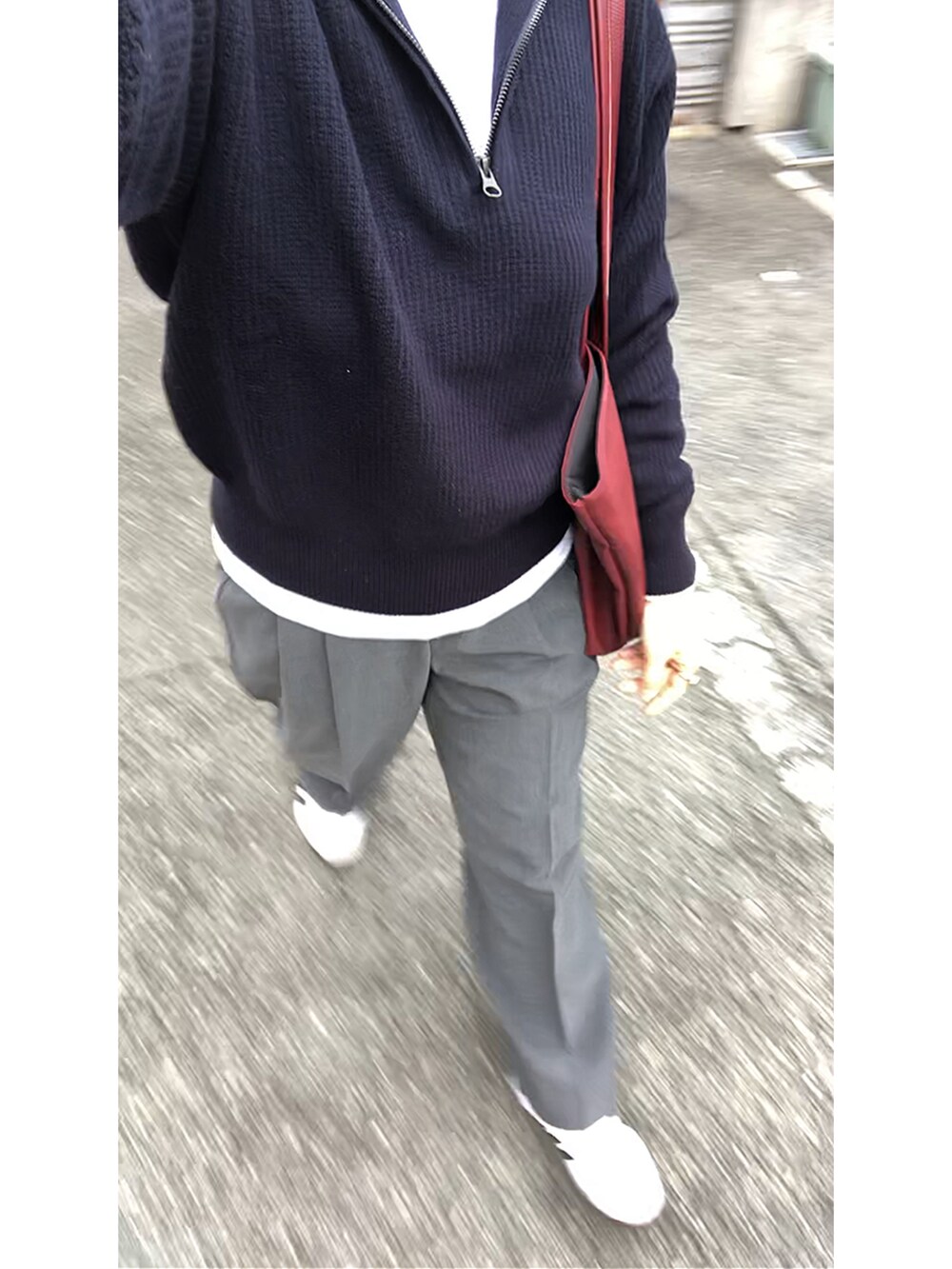 ブルー系のニット/セーター、グレー系のスラックス、レッド系のバックパック/リュックを着用したレディースの秋コーディネートの5枚目の写真