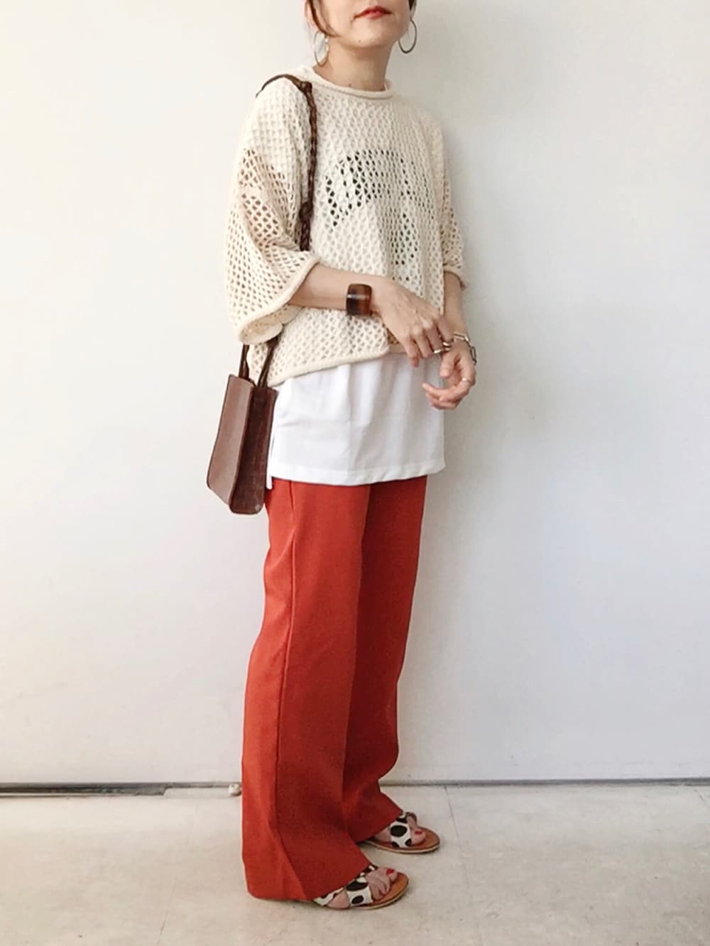 「ANGIE VINTAGE、Angie、angie_vintage、カラーパンツ、オレンジ、メッシュ、透かし編みニット、レイヤードスタイル、カジュアルコーデ、サンダル、ショルダーバッグ、オトナカジュアル」|「ANGIEの【haru_wearコラボ】透かし編みメッシュクロップドニット(ニット/セーター、ホワイト系)」を使った、SACHIさん(レディース・150cm)の春コーディネートの3枚目の写真