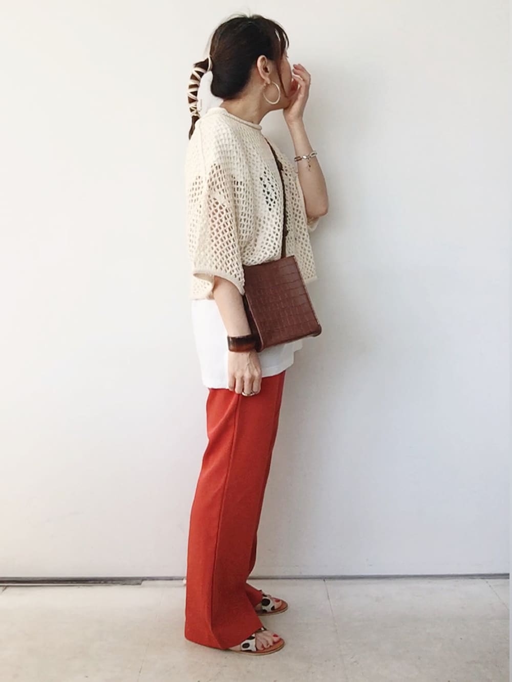 「ANGIE VINTAGE、Angie、angie_vintage、カラーパンツ、オレンジ、メッシュ、透かし編みニット、レイヤードスタイル、カジュアルコーデ、サンダル、ショルダーバッグ、オトナカジュアル」|「ANGIEの【haru_wearコラボ】透かし編みメッシュクロップドニット(ニット/セーター、ホワイト系)」を使った、SACHIさん(レディース・150cm)の春コーディネートの5枚目の写真