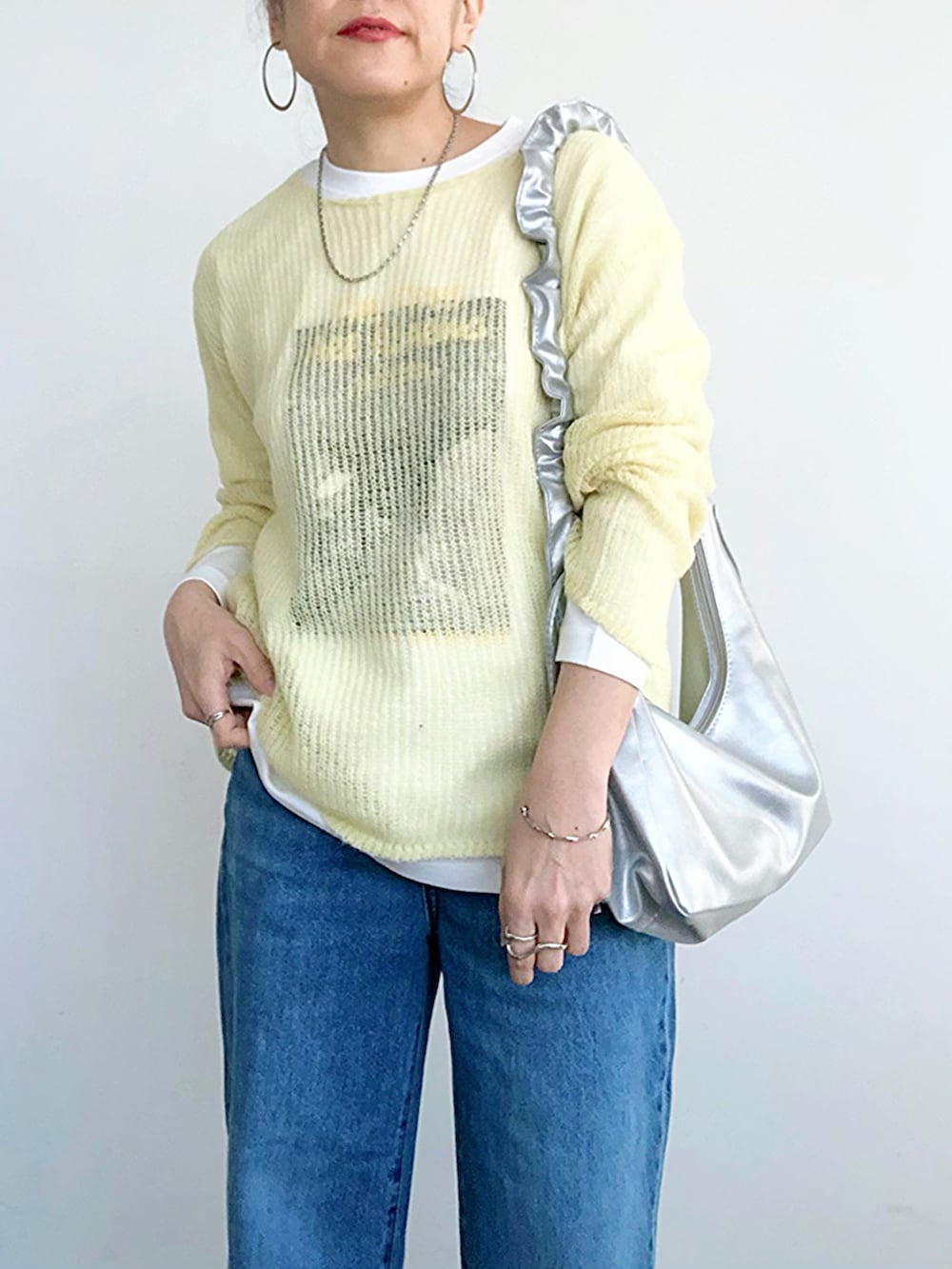「春めき満開コーデ、春色、マウンテンパーカー、春アウター、アウター、アウターコーデ、シアーニット、透かし編みニット、レイヤードスタイル、デニム、バレエシューズ、シルバー、イエロー、春コーデ、大人カジュアル」｜「B.C STOCKのパチポケマウンテンパーカー（マウンテンパーカー、ホワイト系）」を使った、SACHIさん（骨格ナチュラル・レディース・150cm）の春コーディネートの4枚目の写真
