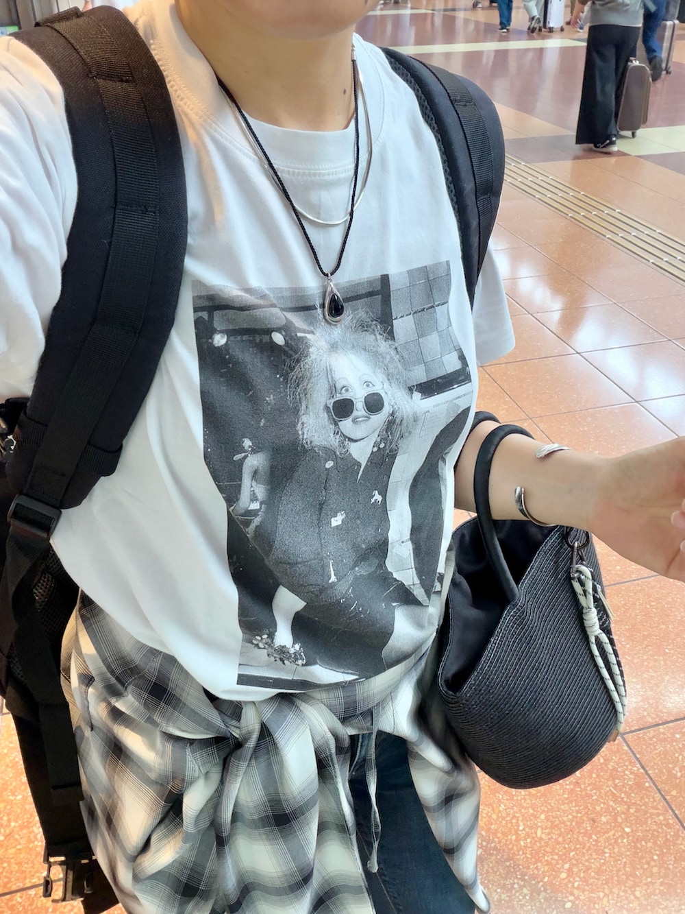 その他のTシャツ/カットソー、その他のシャツ/ブラウス、ブラック系のバックパック/リュックを着用したレディースの夏コーディネートの2枚目の写真