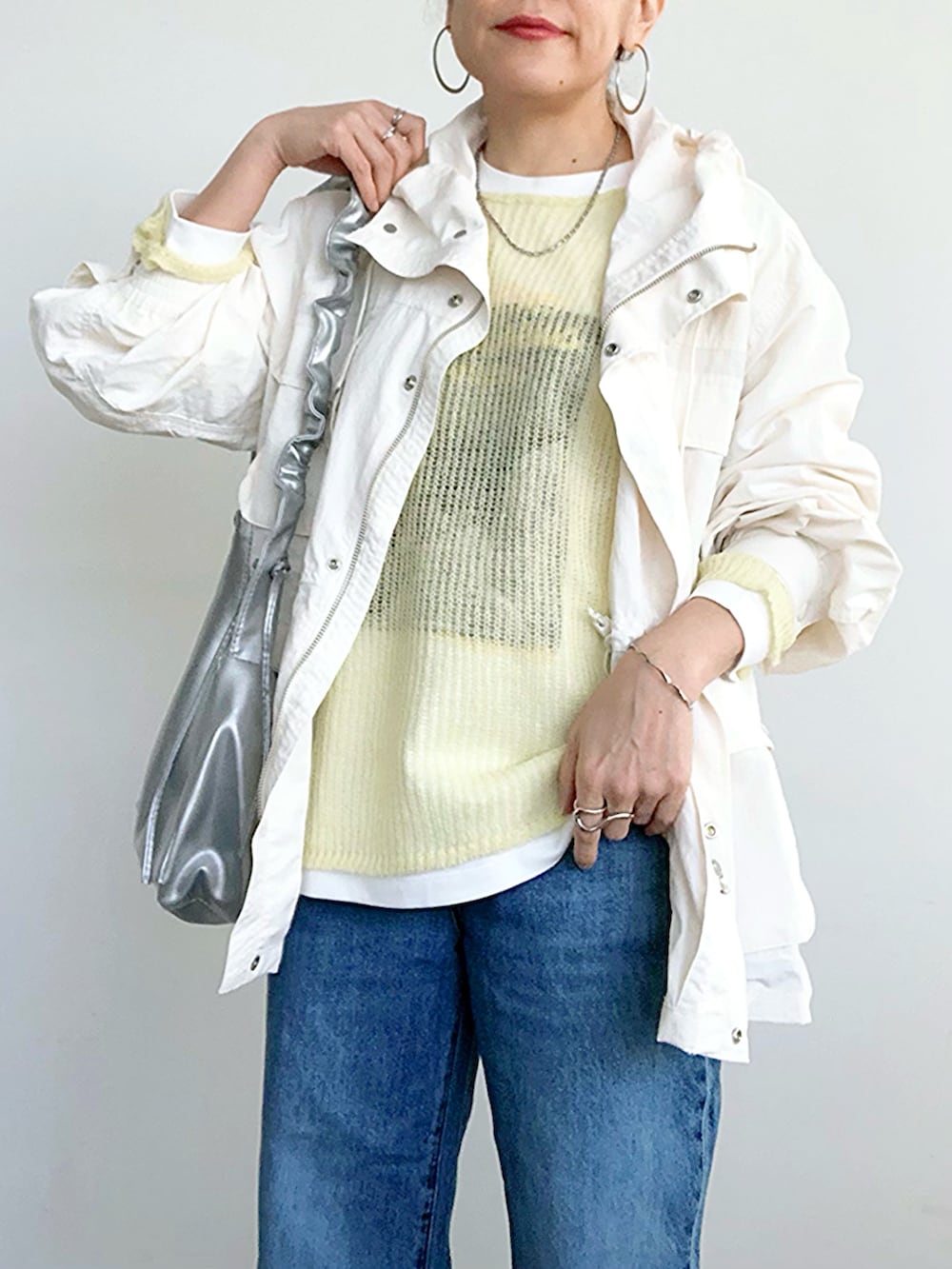 「春めき満開コーデ、春色、マウンテンパーカー、春アウター、アウター、アウターコーデ、シアーニット、透かし編みニット、レイヤードスタイル、デニム、バレエシューズ、シルバー、イエロー、春コーデ、大人カジュアル」｜「B.C STOCKのパチポケマウンテンパーカー（マウンテンパーカー、ホワイト系）」を使った、SACHIさん（骨格ナチュラル・レディース・150cm）の春コーディネートの2枚目の写真