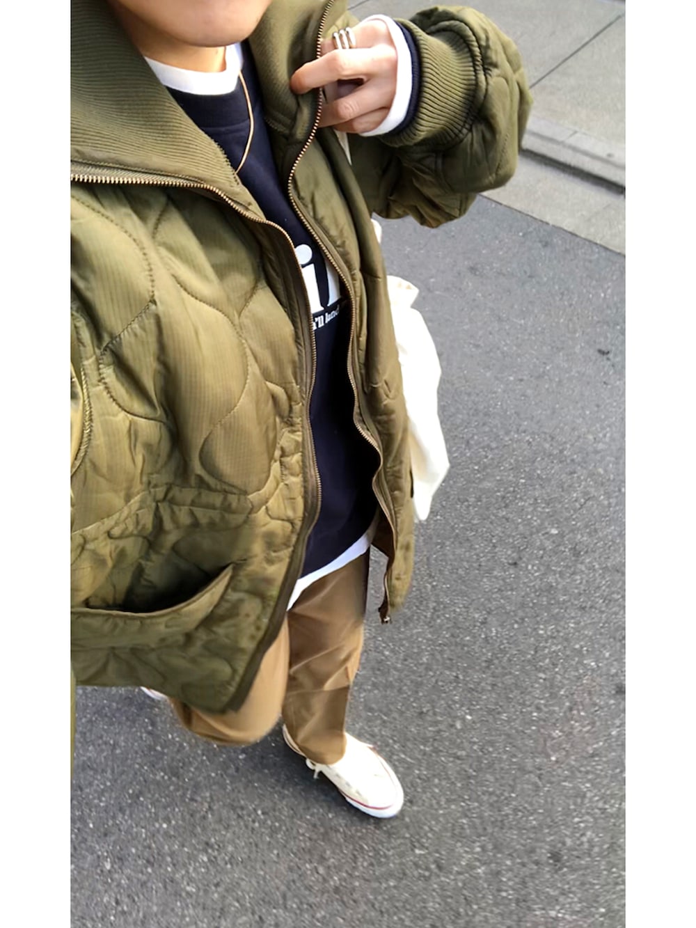 ブルー系のスウェット、ブラウン系のその他パンツ、ホワイト系のスニーカーを着用したレディースの冬コーディネートの5枚目の写真