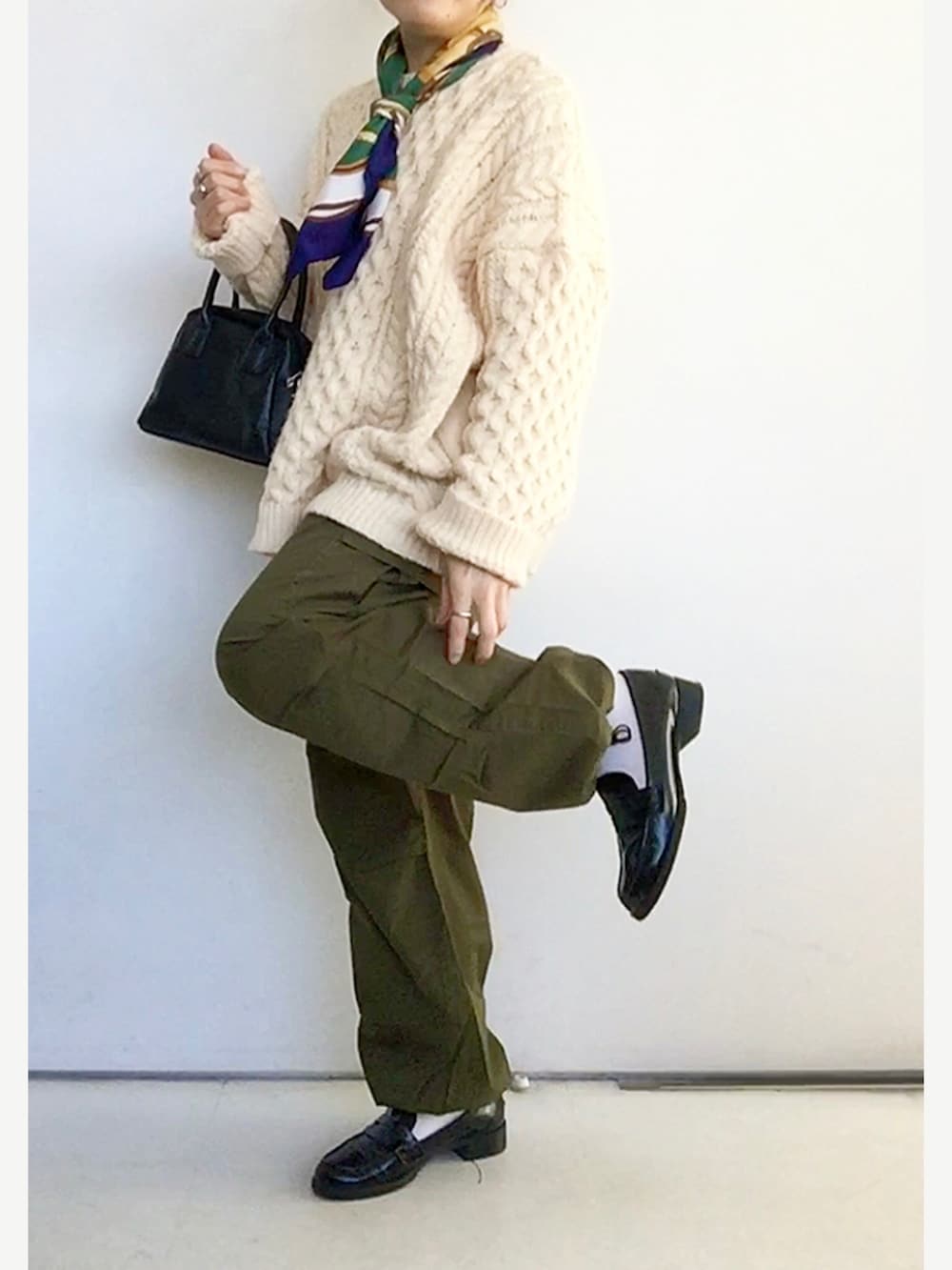 ホワイト系のニット/セーター、グリーン系のカーゴパンツ、ブラック系のローファーを着用したレディースの冬コーディネートの3枚目の写真