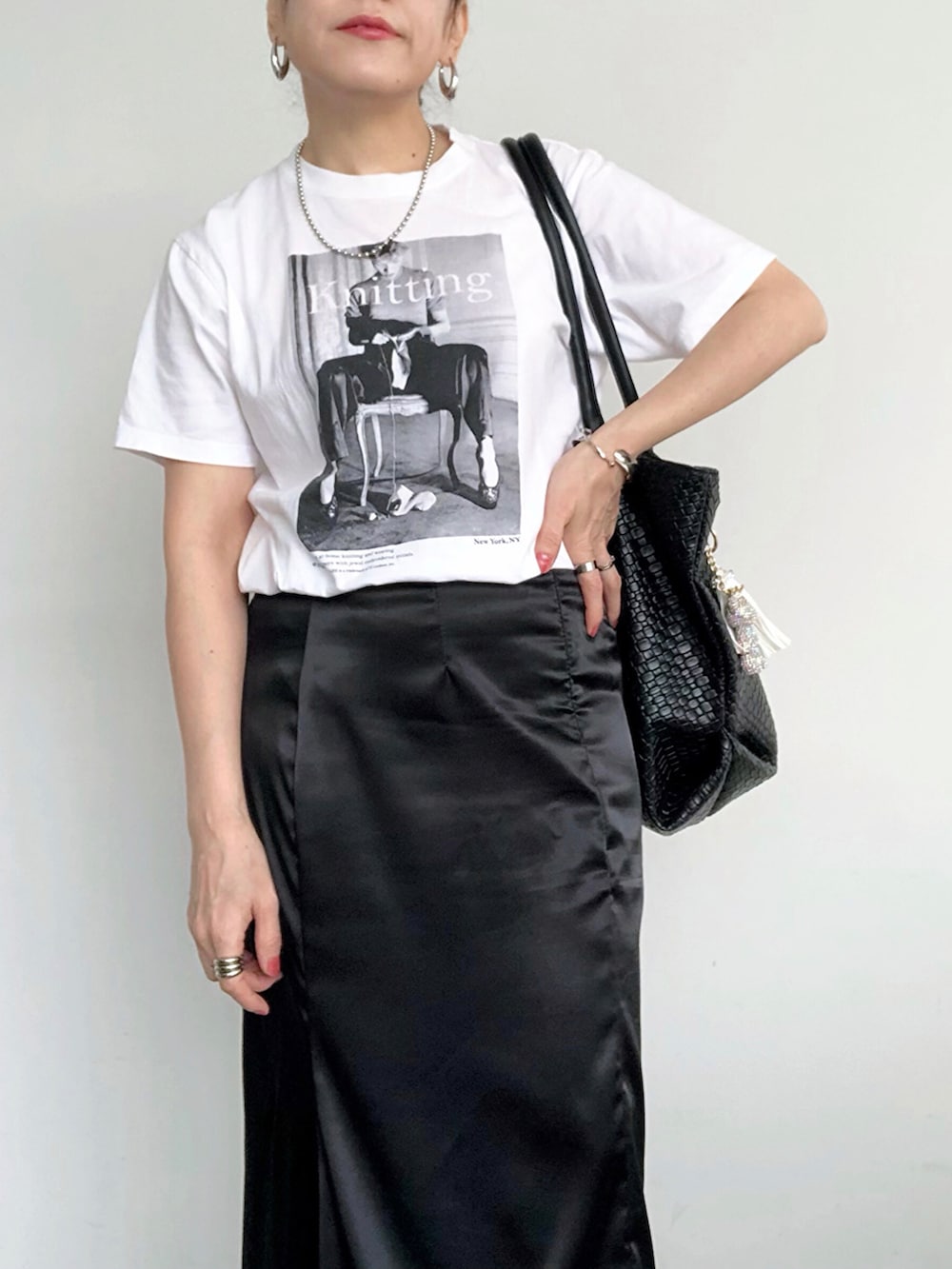「ミリタリージャケット、アウター、アウターコーデ、最近のいい感じコーデ、フォトT、プリントT、サテンスカート、スカートスタイル、ロングスカート、スニーカー、シンプルスタイル、大人女子、ジャケットコーデ、大人カジュアル、低身長コーデ」｜「GOOD ROCK SPEEDの《追加3》GOOD ROCK SPEED SLOBE別注 LIFE PC PHOTO TEE1 C5806-03BODY（Tシャツ/カットソー、ホワイト系）」を使った、SACHIさん（骨格ナチュラル・レディース・150cm）の春コーディネートの3枚目の写真