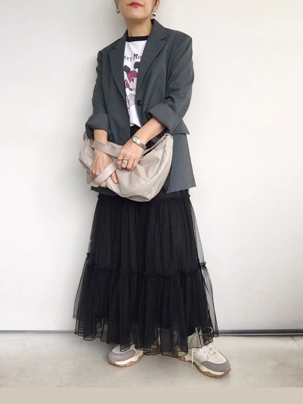 「秋服まるっと大公開、大人カジュアル、秋のコーデ、低身長、ジャケットスタイル、テーラードジャケット、チュールスカート、スニーカー、ミッキーT、GU、UNIQLO、モノトーン、モノトーンコーデ、プチプラ、ロングスカート」|「GUのアイテム(テーラードジャケット、グレー系)」を使った、SACHIさん(レディース・150cm)の秋コーディネートの3枚目の写真