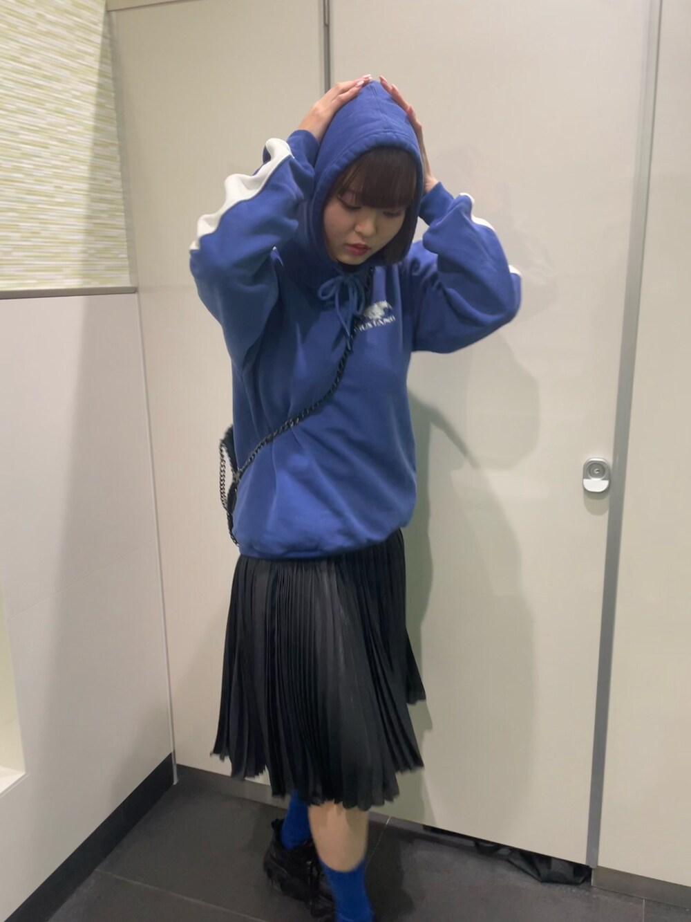 ブラック系のスニーカーを着用したレディースの冬コーディネートの2枚目の写真