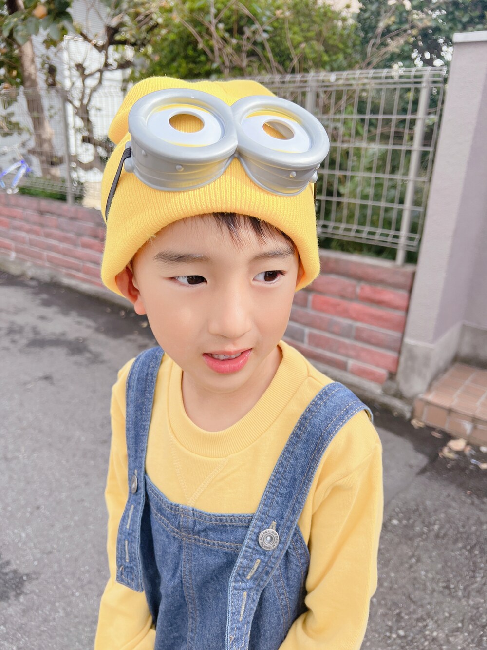 ブラック系のスニーカー、ブルー系のサロペット/オーバーオールを着用したレディースの秋コーディネートの3枚目の写真