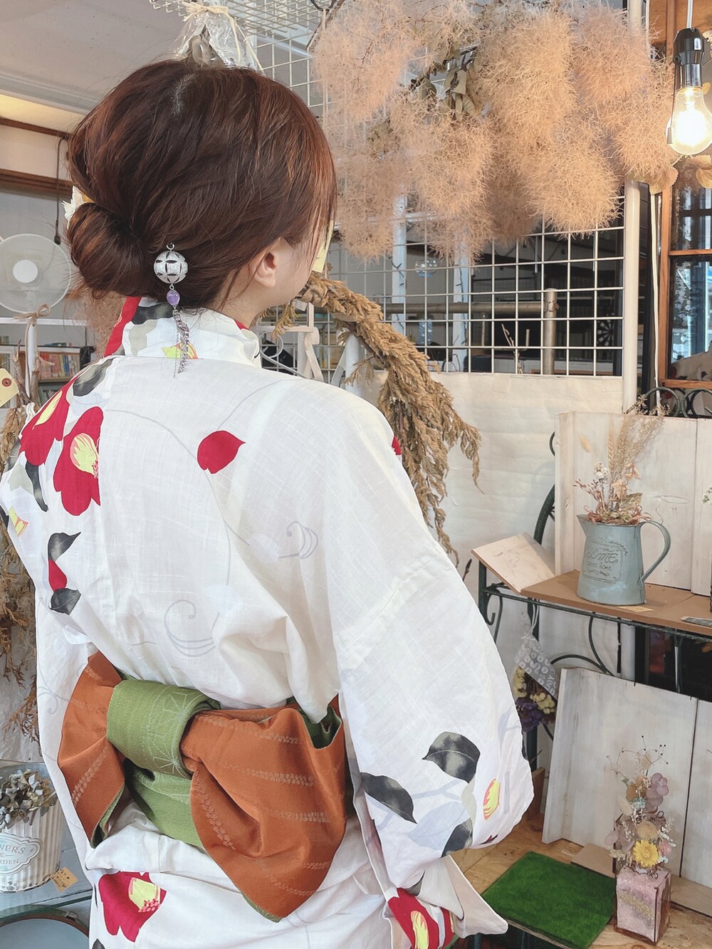 ホワイト系の浴衣を着用したレディースの夏コーディネートの4枚目の写真