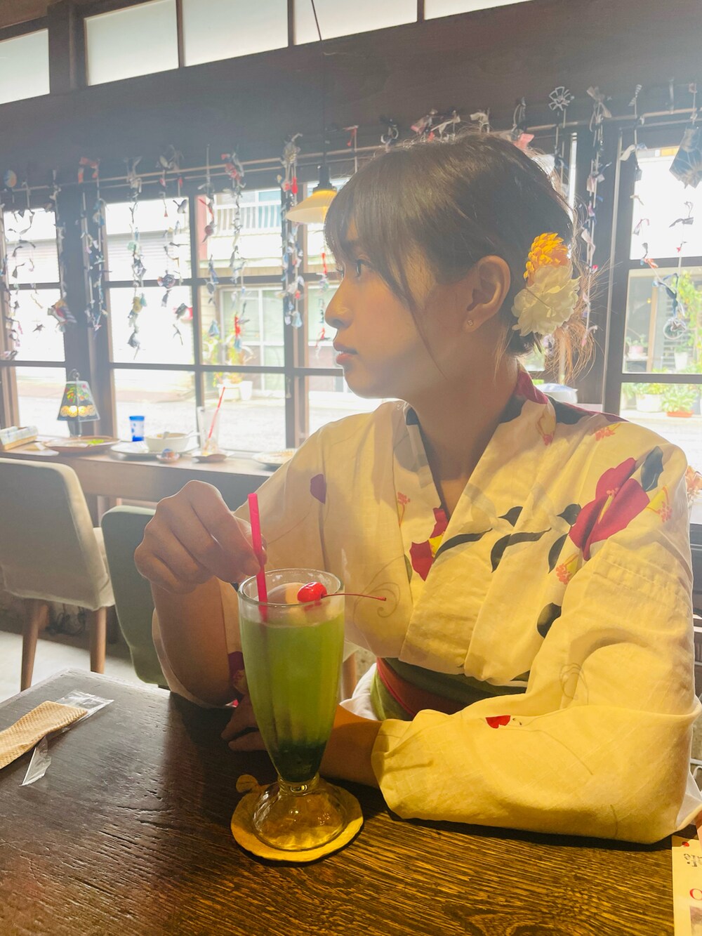 ホワイト系の浴衣を着用したレディースの夏コーディネートの3枚目の写真