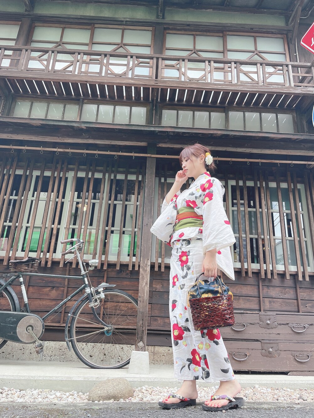 ホワイト系の浴衣を着用したレディースの夏コーディネートの2枚目の写真