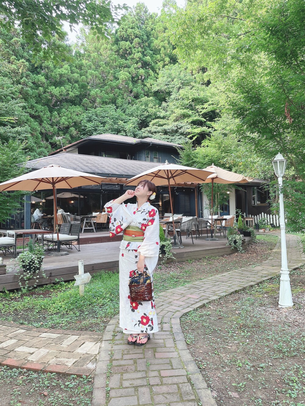 ホワイト系の浴衣を着用したレディースの夏コーディネートの5枚目の写真