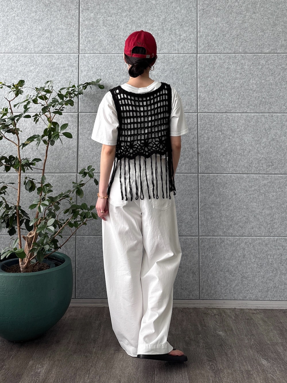 ひなさんの「【ZOZO限定】クロシェ編みフリンジベスト（GALLEST）」を使ったコーディネートの4枚目の写真