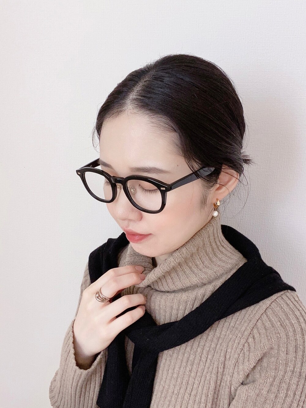 ベージュ系のワンピース/ドレス、ブラック系のローファー、ブラック系のショルダーバッグを着用したレディースの秋コーディネートの2枚目の写真