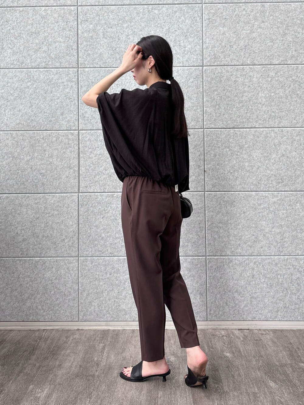 ブラック系のシャツ/ブラウス、ブラウン系のその他パンツ、ブラック系のハンドバッグを着用したレディースの秋コーディネートの3枚目の写真