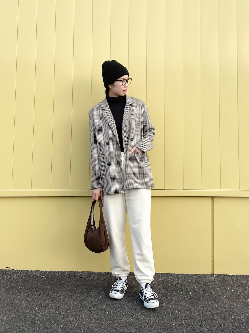 ブラウン系のジャケット/アウター、ホワイト系のスウェットパンツ、ブラック系のスニーカーを着用したレディースの冬コーディネートの2枚目の写真