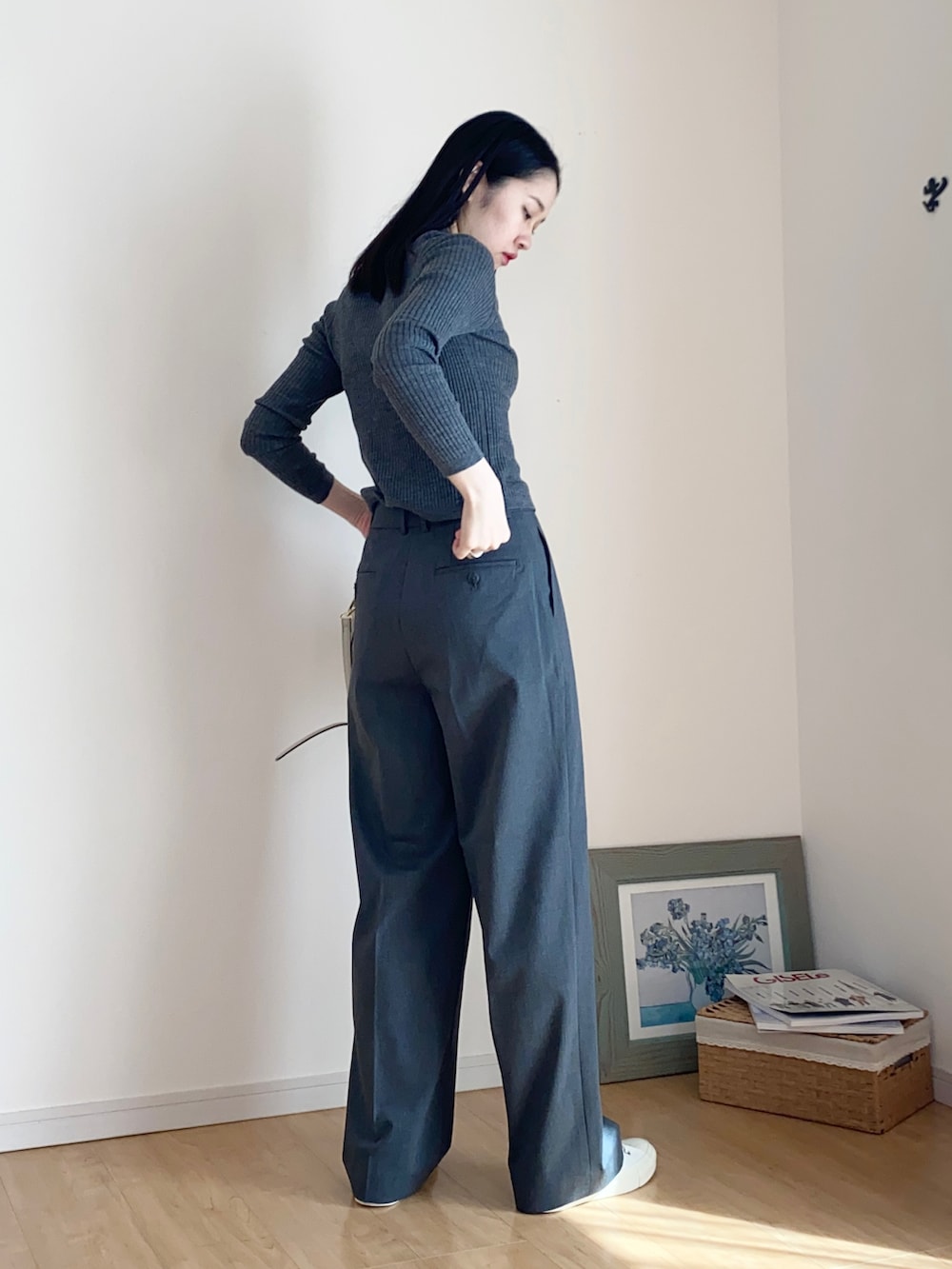 グレー系のカーディガン/ボレロ、グレー系のスラックス、ホワイト系のスニーカーを着用したレディースの秋コーディネートの2枚目の写真