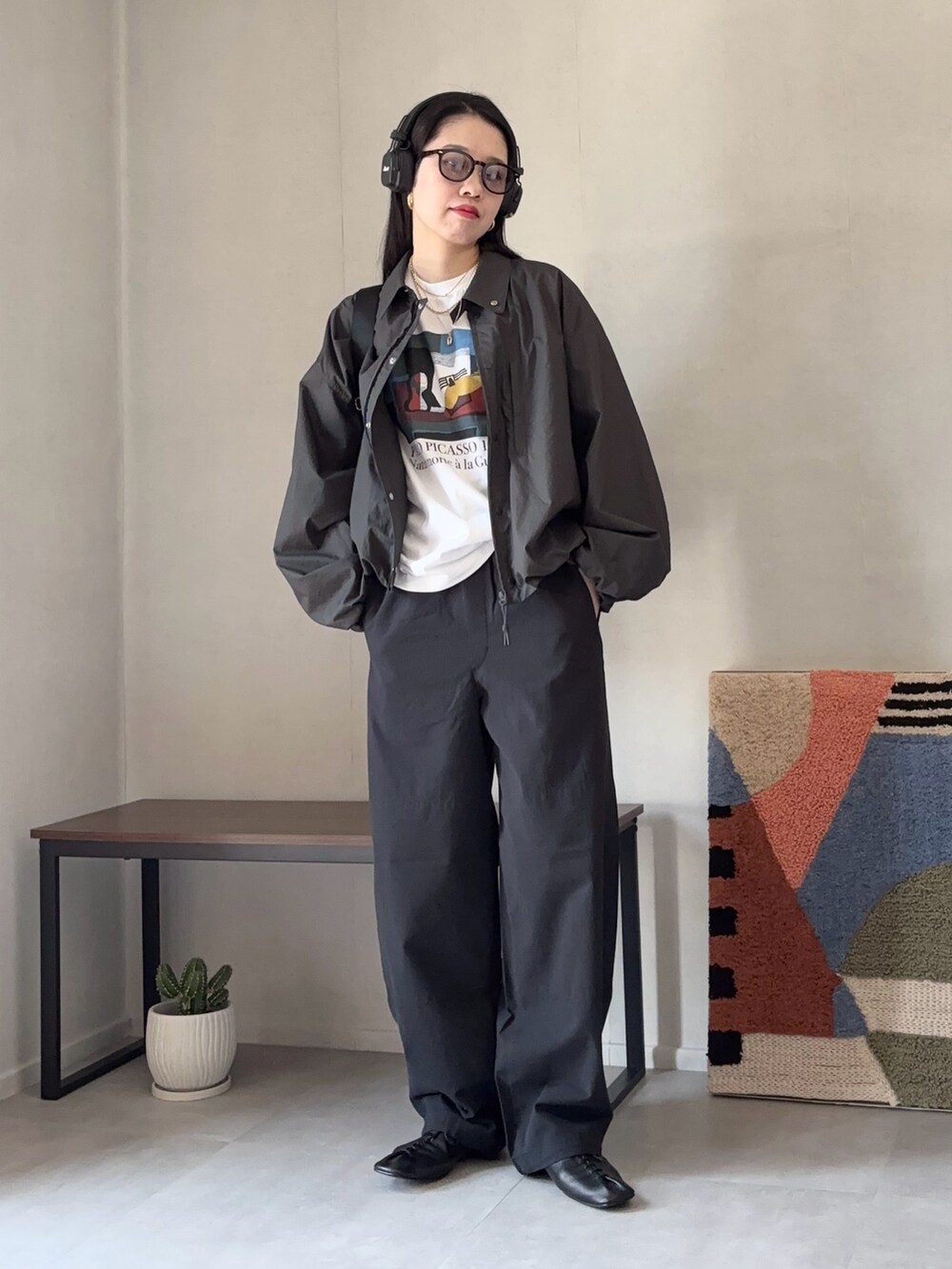 「春めき満開コーデ、ジャケット、UNIQLO、ショルダーバッグ、お出かけコーデ、デートコーデ、休日スタイル、韓国ファッション、プチプラ、春色、スポーツミックス、メガネ女子、大人カジュアル、モノトーン、ブラックコーデ」｜「UNIQLOのUNIQLO U（ジャケット/アウター、グレー系）」を使った、ひなさん（レディース・165cm）の春コーディネートの2枚目の写真