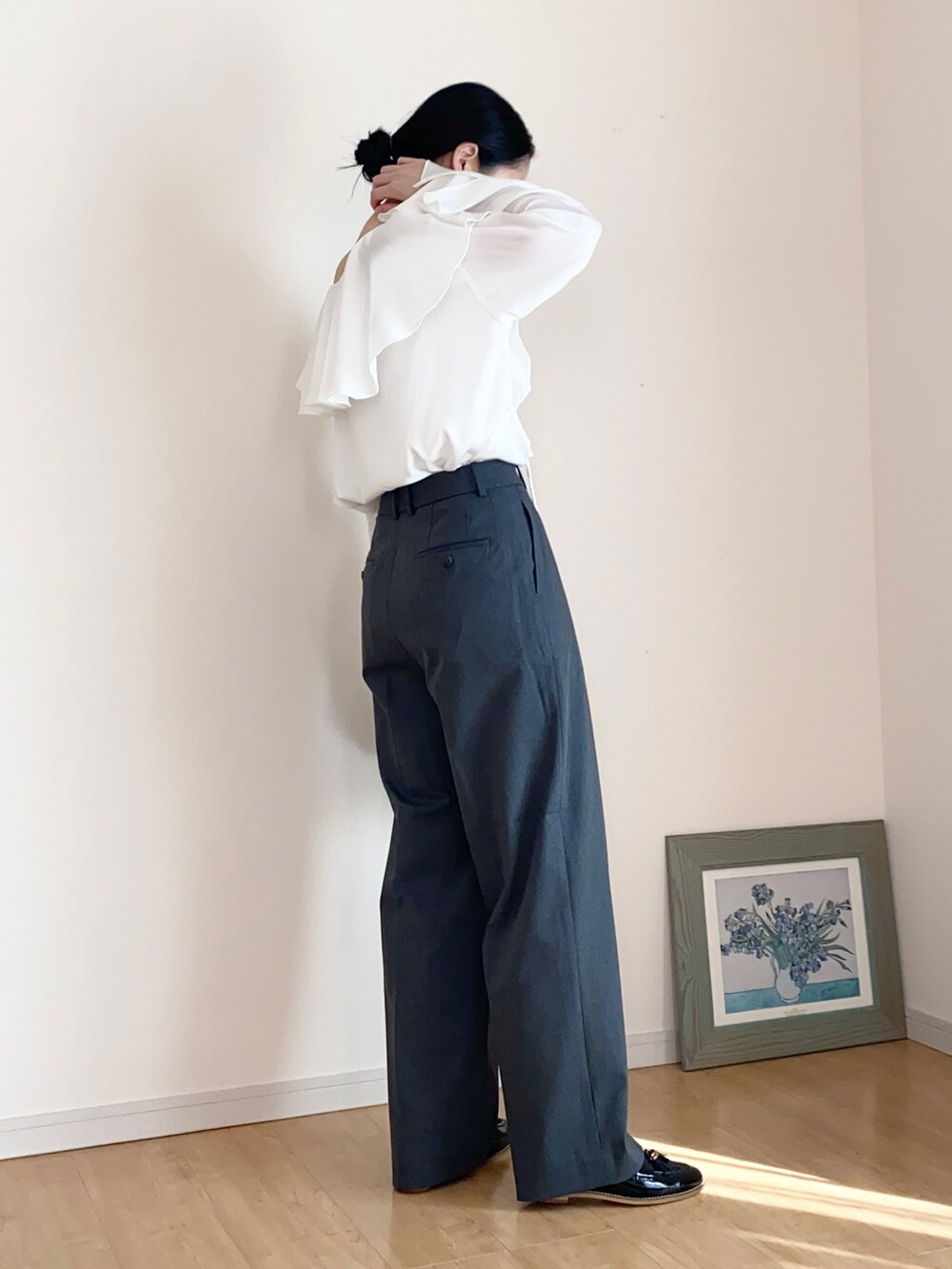 ホワイト系のシャツ/ブラウス、ホワイト系のキャミソール、グレー系のスラックスを着用したレディースの秋コーディネートの3枚目の写真