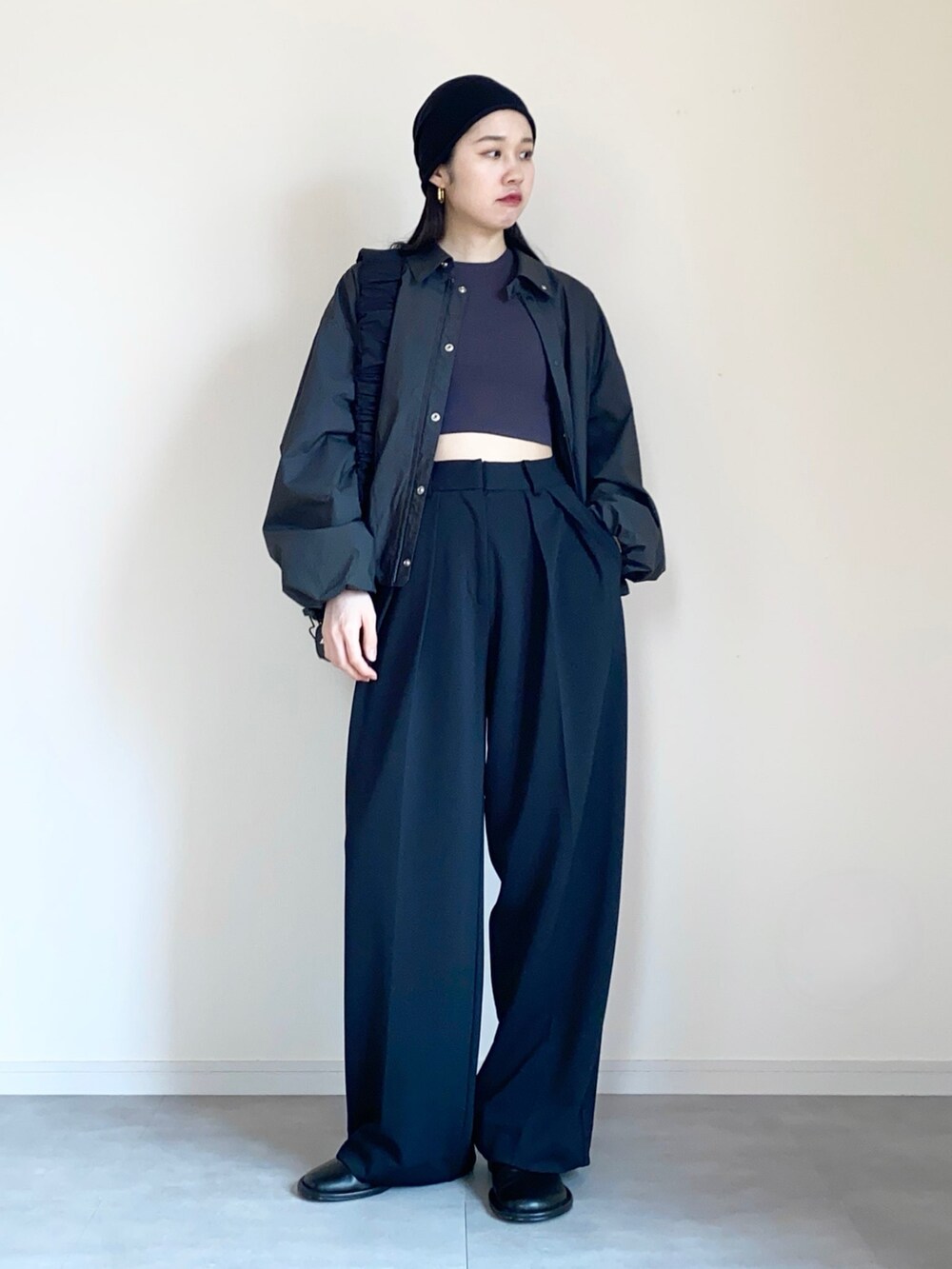 グレー系のジャケット/アウター、グレー系のニット/セーター、ブラック系のその他パンツを着用したレディースの春コーディネートの2枚目の写真