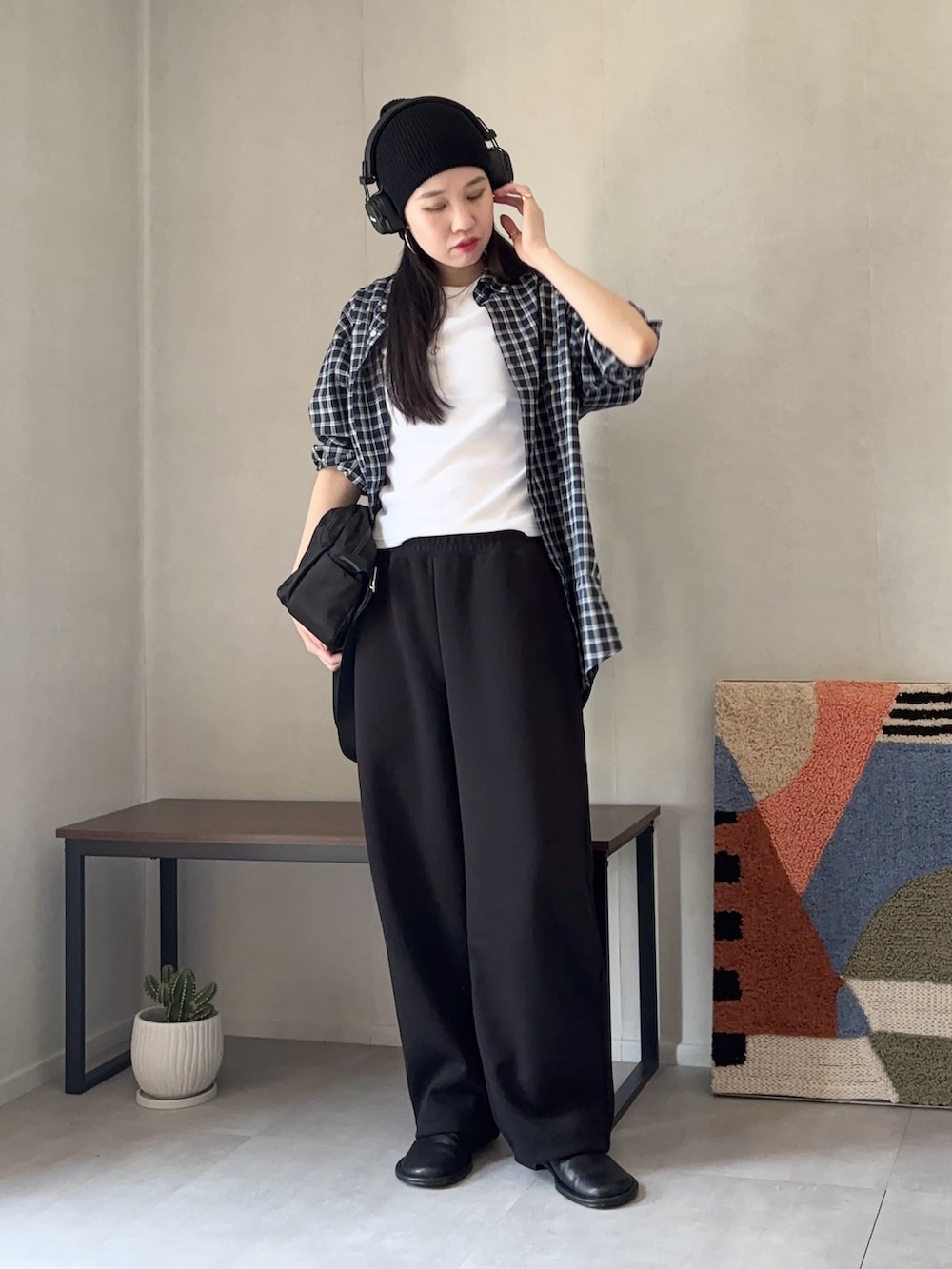 「やっぱり帽子が好き、アメカジ、柄シャツ、モノトーン、ワイドパンツ、UNIQLO、プチプラ、雨の日コーデ、白Tシャツ、チェック、チェックシャツ、ビーニー、スウェットパンツ、お出かけコーデ、シャツスタイル」｜「wee9sのbuddy beanie / オールシーズン使えるマルチウェイバディビーニー,ニット帽（ニットキャップ/ビーニー、ブラック系）」を使った、ひなさん（レディース・165cm）の春コーディネートの2枚目の写真