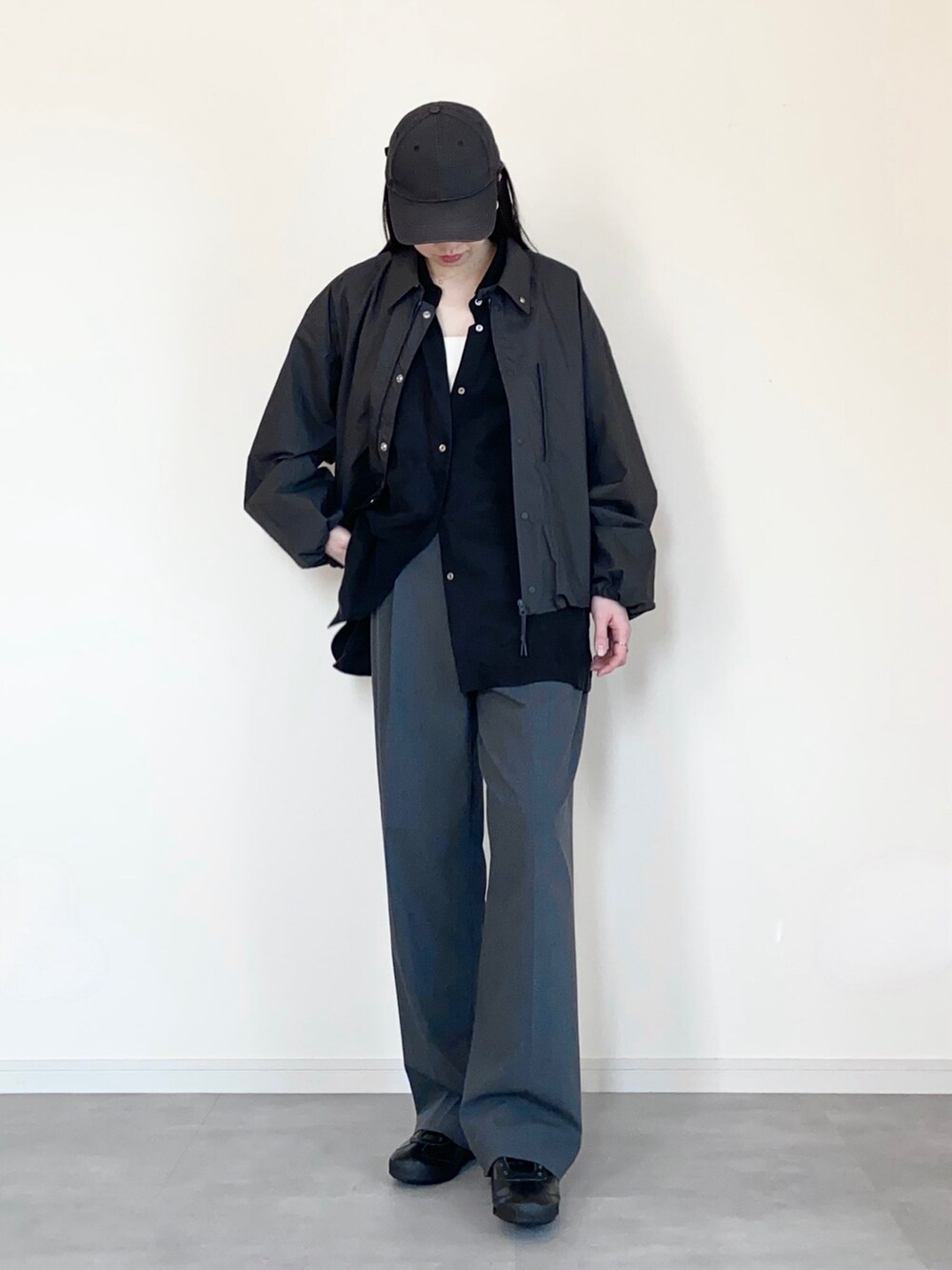 グレー系のジャケット/アウター、ブラック系のシャツ/ブラウス、グレー系のスラックスを着用したレディースの春コーディネートの2枚目の写真