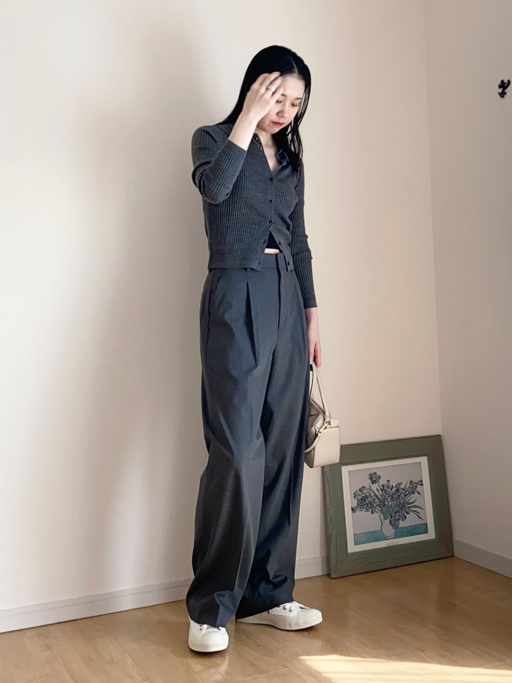 グレー系のカーディガン/ボレロ、グレー系のスラックス、ホワイト系のスニーカーを着用したレディースの秋コーディネートの3枚目の写真