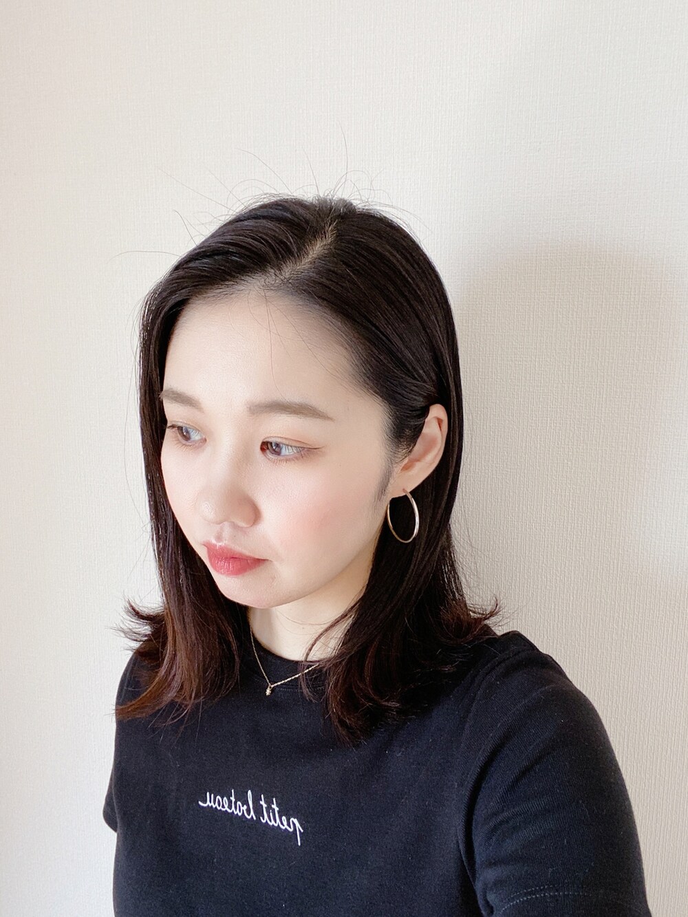 ブラック系のTシャツ/カットソー、ブラック系のスカート、ブラウン系の口紅/リップティント/グロスを着用したレディースの夏コーディネートの2枚目の写真