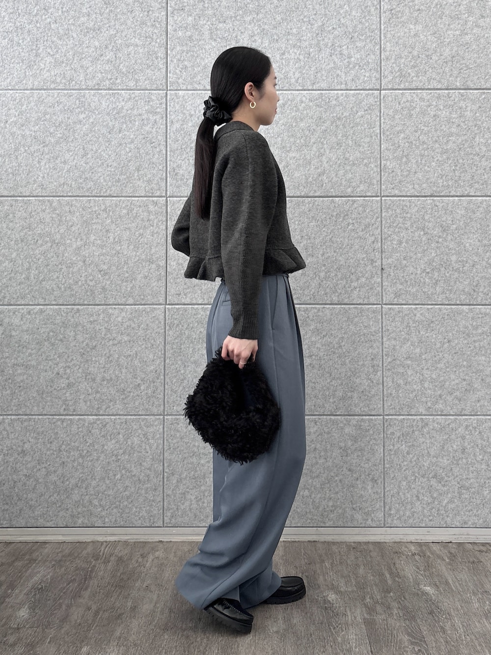 グレー系のカーディガン/ボレロ、グレー系のその他パンツ、ブラック系のハンドバッグを着用したレディースの秋コーディネートの2枚目の写真