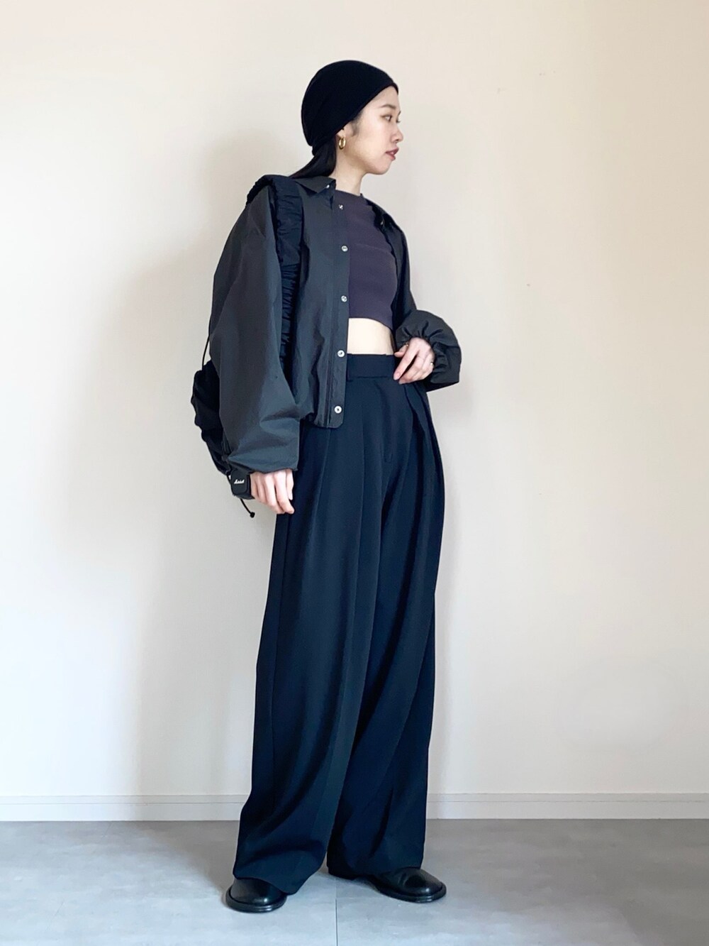 グレー系のジャケット/アウター、グレー系のニット/セーター、ブラック系のその他パンツを着用したレディースの春コーディネートの3枚目の写真