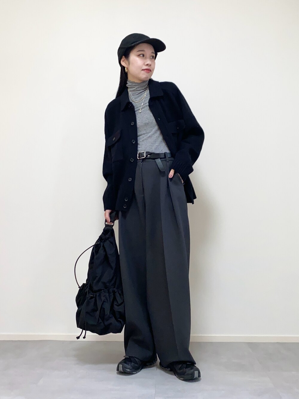 ブラック系のジャケット/アウター、グレー系のTシャツ/カットソー、グレー系のその他パンツを着用したレディースの冬コーディネートの4枚目の写真