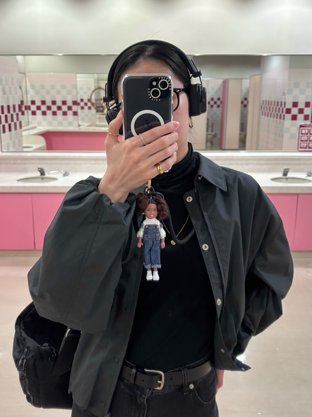 「春めき満開コーデ、春色、UNIQLO、UNIQLO U、プチプラ、デニム、デニムパンツ、ショルダーバッグ、チャーム、お出かけコーデ、デートコーデ、休日スタイル、韓国ファッション、ブラックコーデ、モノトーンコーデ」｜「Marshallの★【Marshall/マーシャル】MAJOR4 BLACK ワイヤレス ヘッドフォン（ヘッドフォン/イヤホン、ブラック系）」を使った、ひなさん（レディース・165cm）の春コーディネートの3枚目の写真