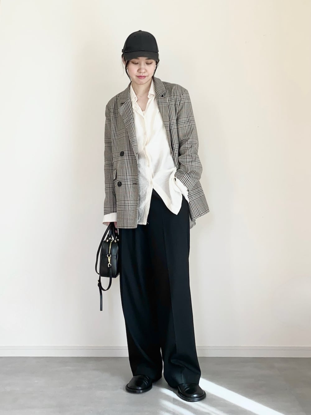 ブラウン系のジャケット/アウター、ブラック系のスラックス、ブラック系のスリッポンを着用したレディースの春コーディネートの2枚目の写真