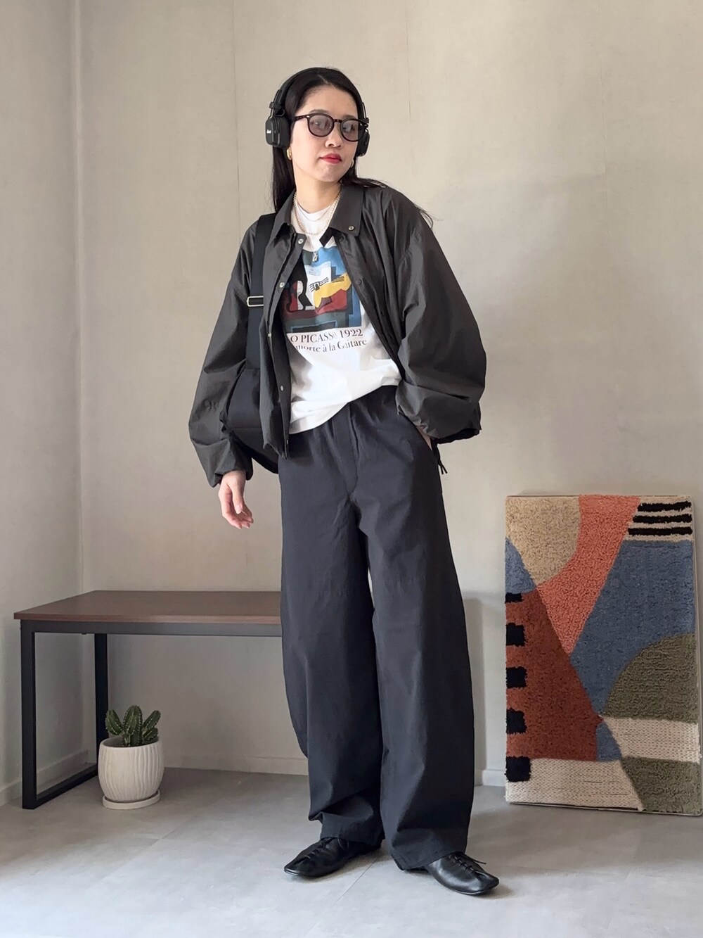 「春めき満開コーデ、ジャケット、UNIQLO、ショルダーバッグ、お出かけコーデ、デートコーデ、休日スタイル、韓国ファッション、プチプラ、春色、スポーツミックス、メガネ女子、大人カジュアル、モノトーン、ブラックコーデ」｜「UNIQLOのUNIQLO U（ジャケット/アウター、グレー系）」を使った、ひなさん（レディース・165cm）の春コーディネートの3枚目の写真