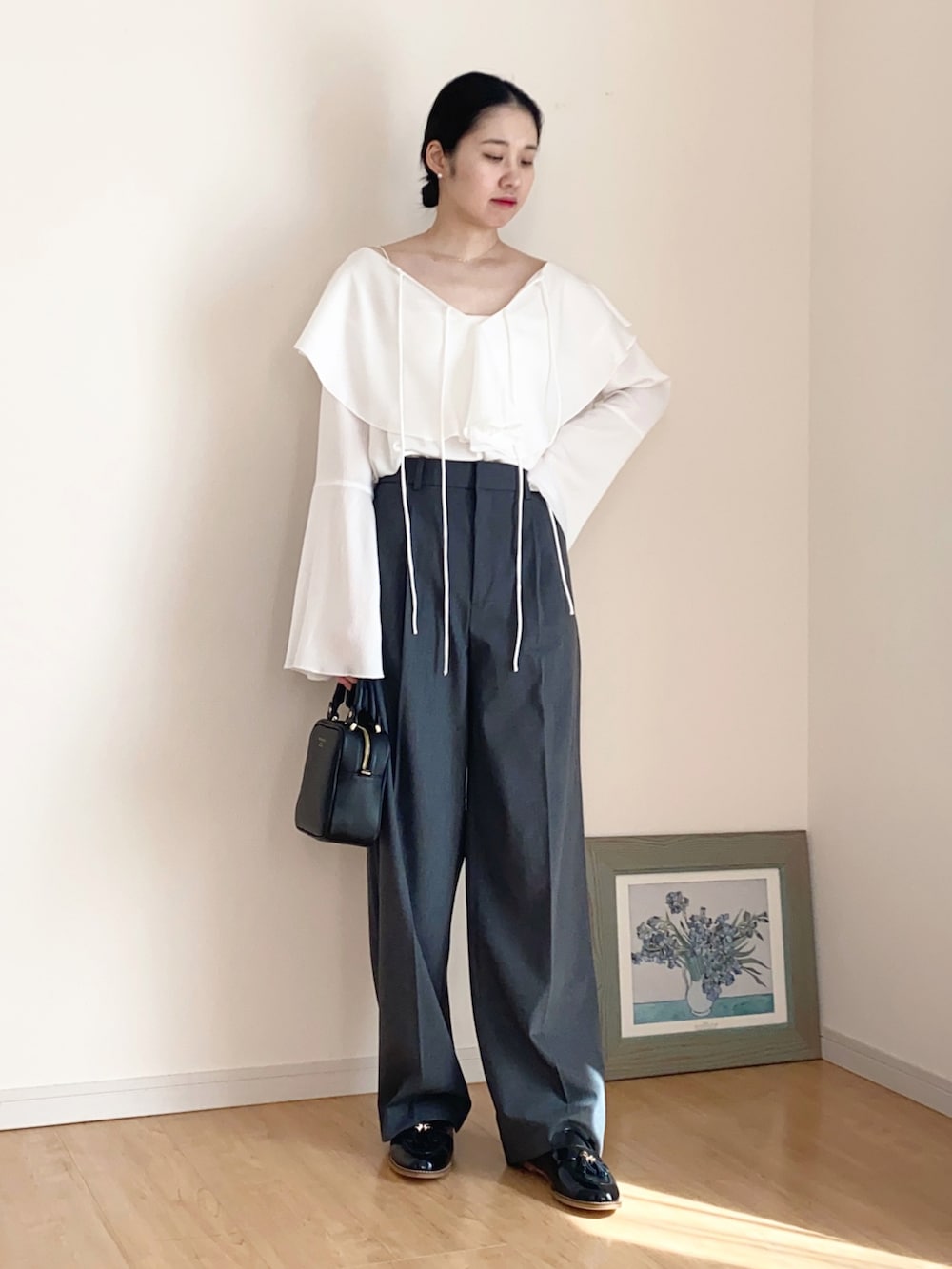 ホワイト系のシャツ/ブラウス、ホワイト系のキャミソール、グレー系のスラックスを着用したレディースの秋コーディネートの4枚目の写真