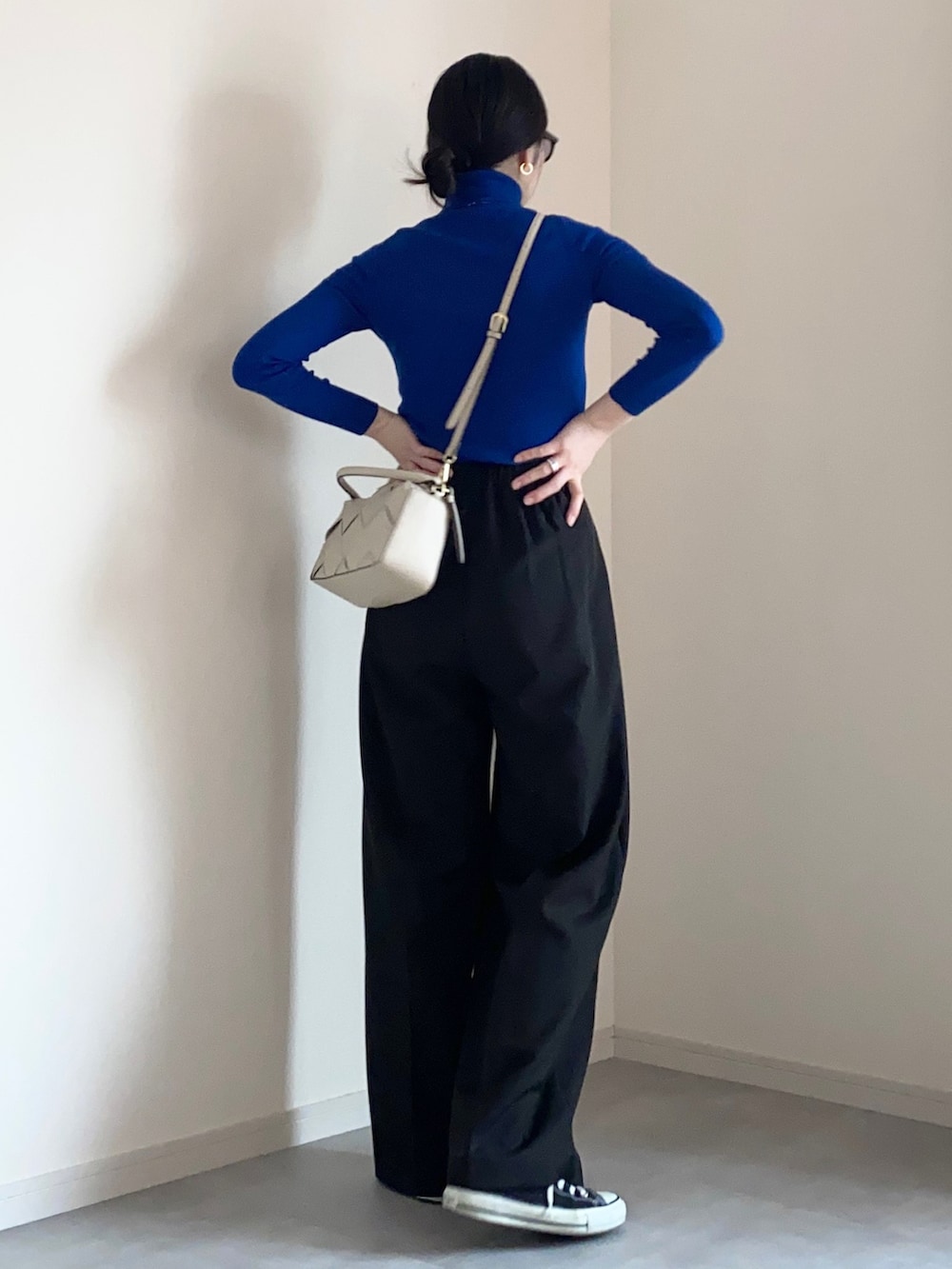 ブルー系のニット/セーター、ブラック系のスウェット、ブラック系のその他パンツを着用したレディースの秋コーディネートの4枚目の写真