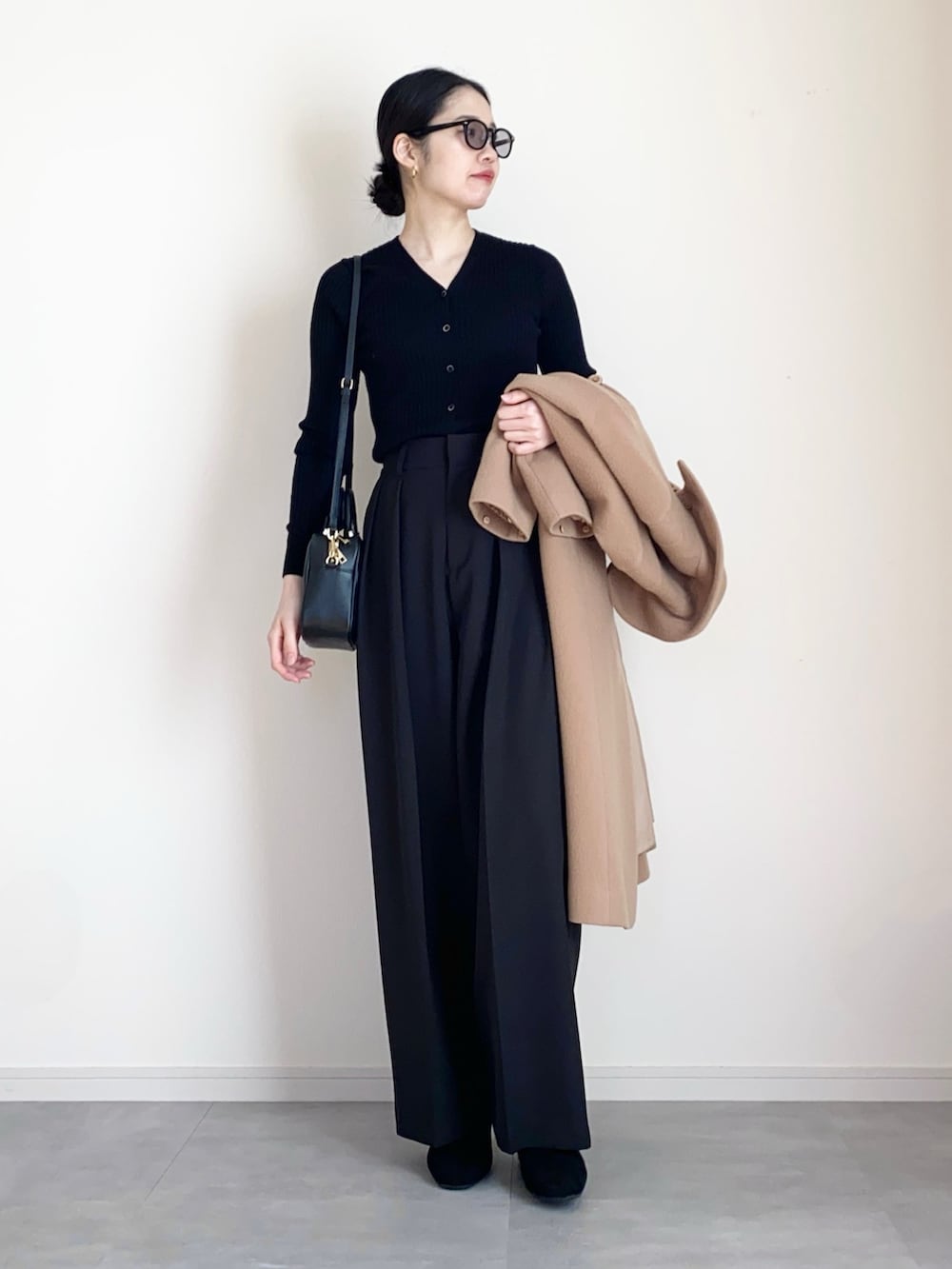 ベージュ系のその他アウター、ブラック系のカーディガン/ボレロ、ブラック系のその他パンツを着用したレディースの冬コーディネートの2枚目の写真