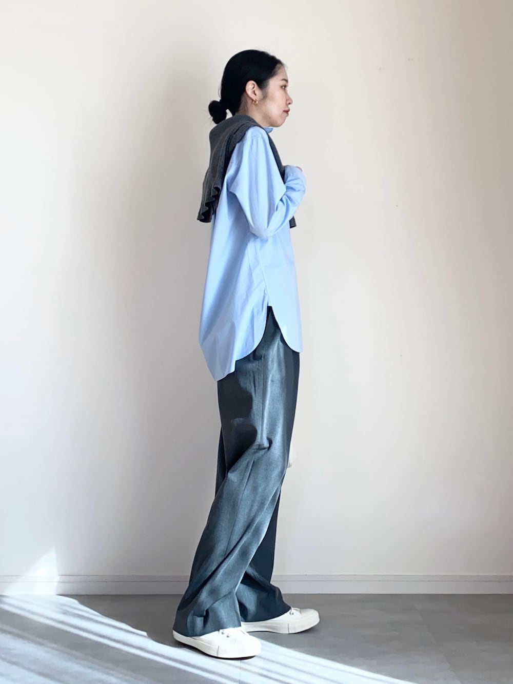 ブルー系のシャツ/ブラウス、グレー系のカーディガン/ボレロ、グレー系のスラックスを着用したレディースの冬コーディネートの4枚目の写真