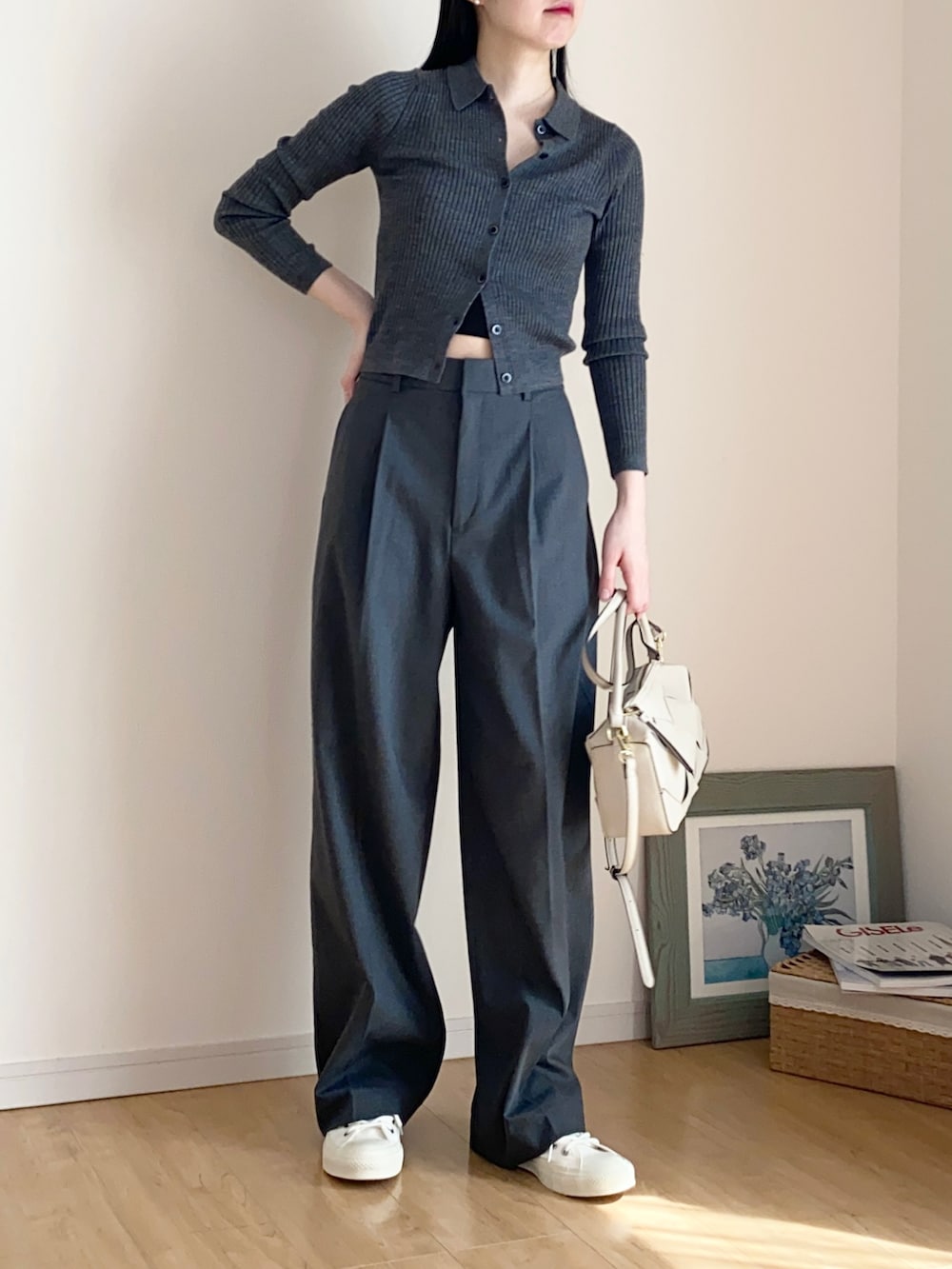 グレー系のカーディガン/ボレロ、グレー系のスラックス、ホワイト系のスニーカーを着用したレディースの秋コーディネートの4枚目の写真