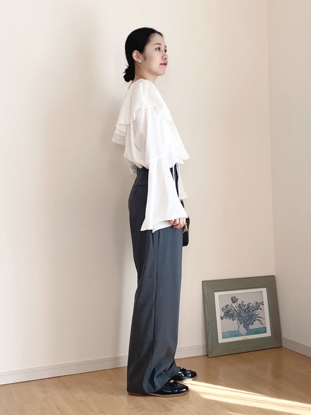 ホワイト系のシャツ/ブラウス、ホワイト系のキャミソール、グレー系のスラックスを着用したレディースの秋コーディネートの2枚目の写真