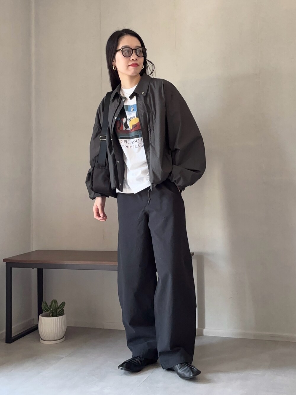 「春めき満開コーデ、ジャケット、UNIQLO、ショルダーバッグ、お出かけコーデ、デートコーデ、休日スタイル、韓国ファッション、プチプラ、春色、スポーツミックス、メガネ女子、大人カジュアル、モノトーン、ブラックコーデ」｜「UNIQLOのUNIQLO U（ジャケット/アウター、グレー系）」を使った、ひなさん（レディース・165cm）の春コーディネートの4枚目の写真