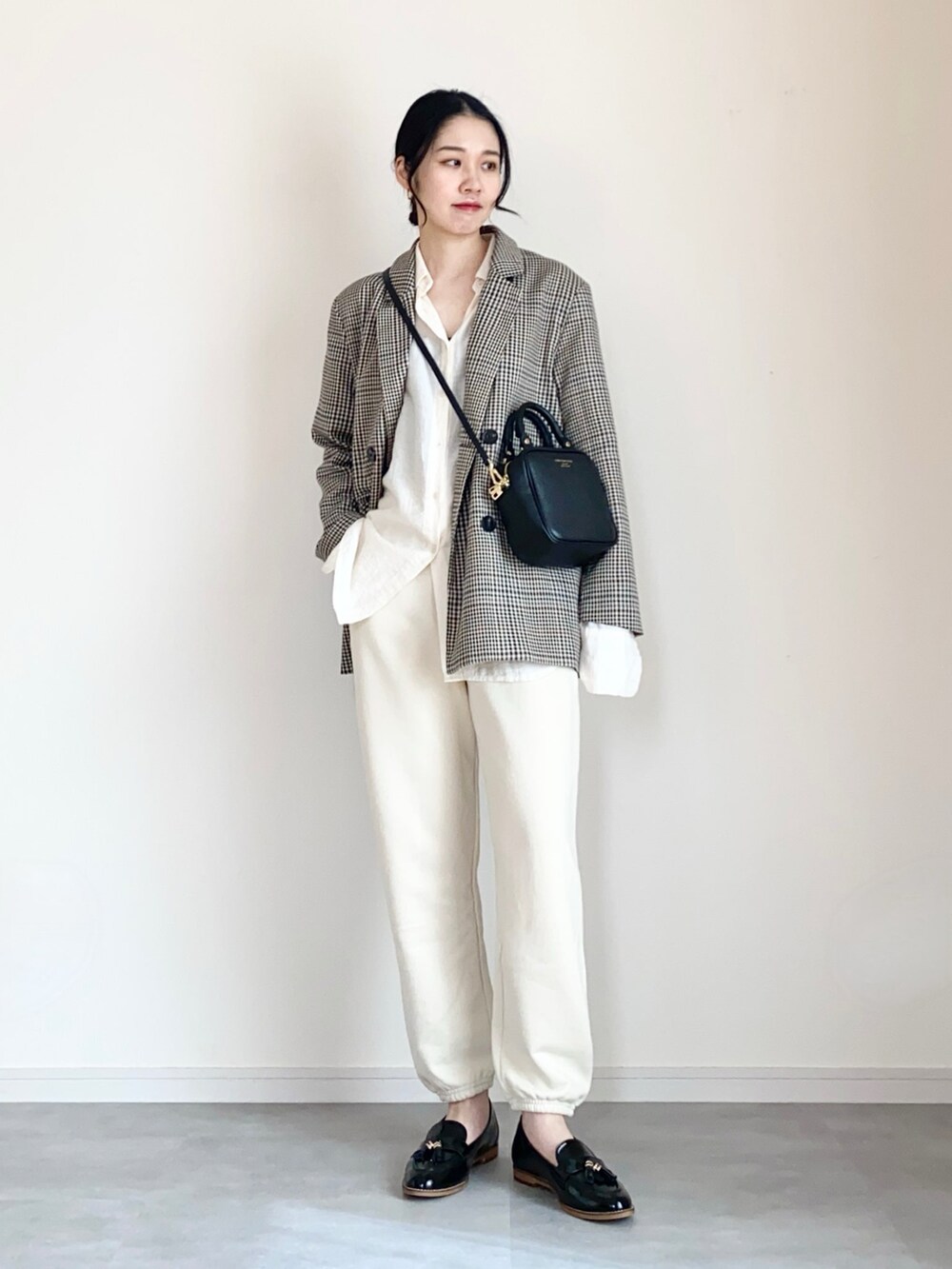 ブラウン系のジャケット/アウター、ホワイト系のスウェットパンツ、ブラック系のローファーを着用したレディースの春コーディネートの2枚目の写真