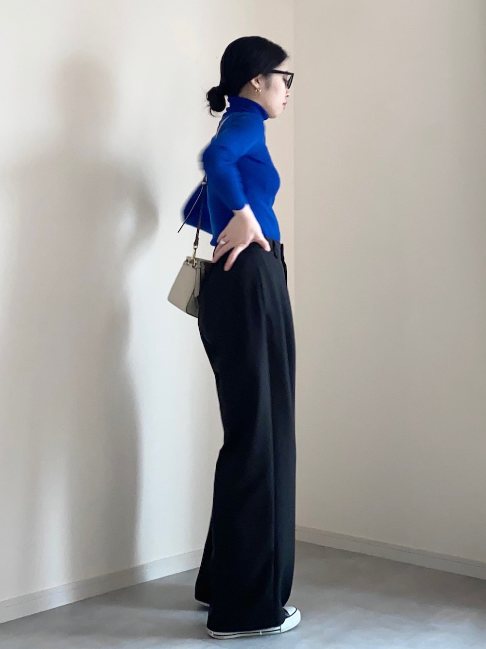 ブルー系のニット/セーター、ブラック系のスウェット、ブラック系のその他パンツを着用したレディースの秋コーディネートの3枚目の写真