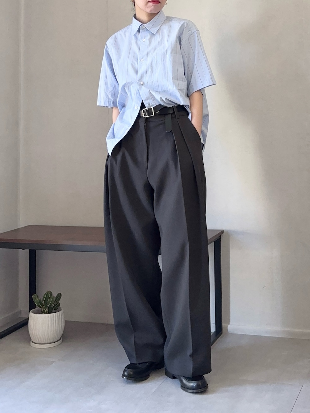 グレー系のその他パンツ、ブラック系のローファー、ブラック系のベルトを着用したレディースの春コーディネートの2枚目の写真